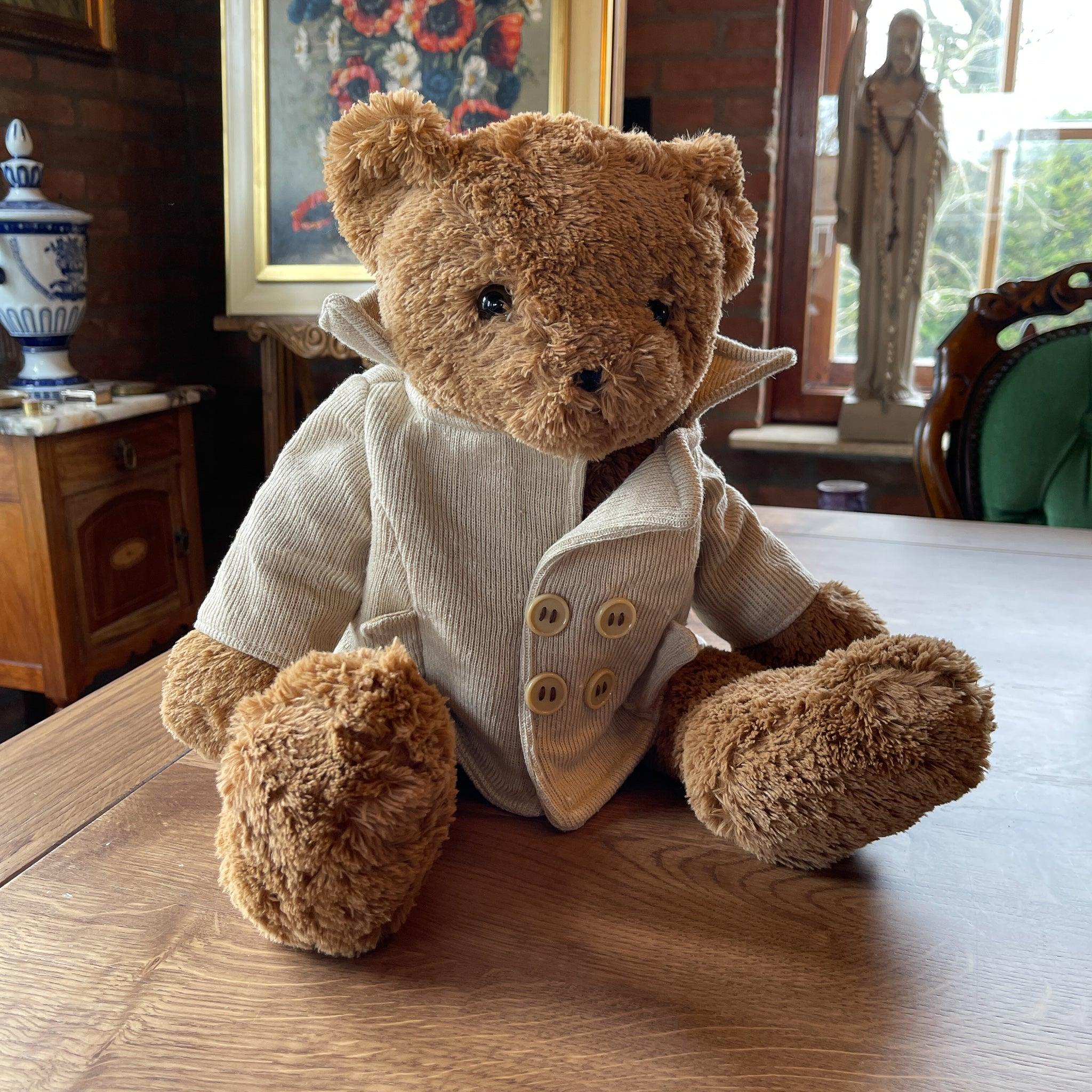 Teddybeer met beige jasje - The Collectionist