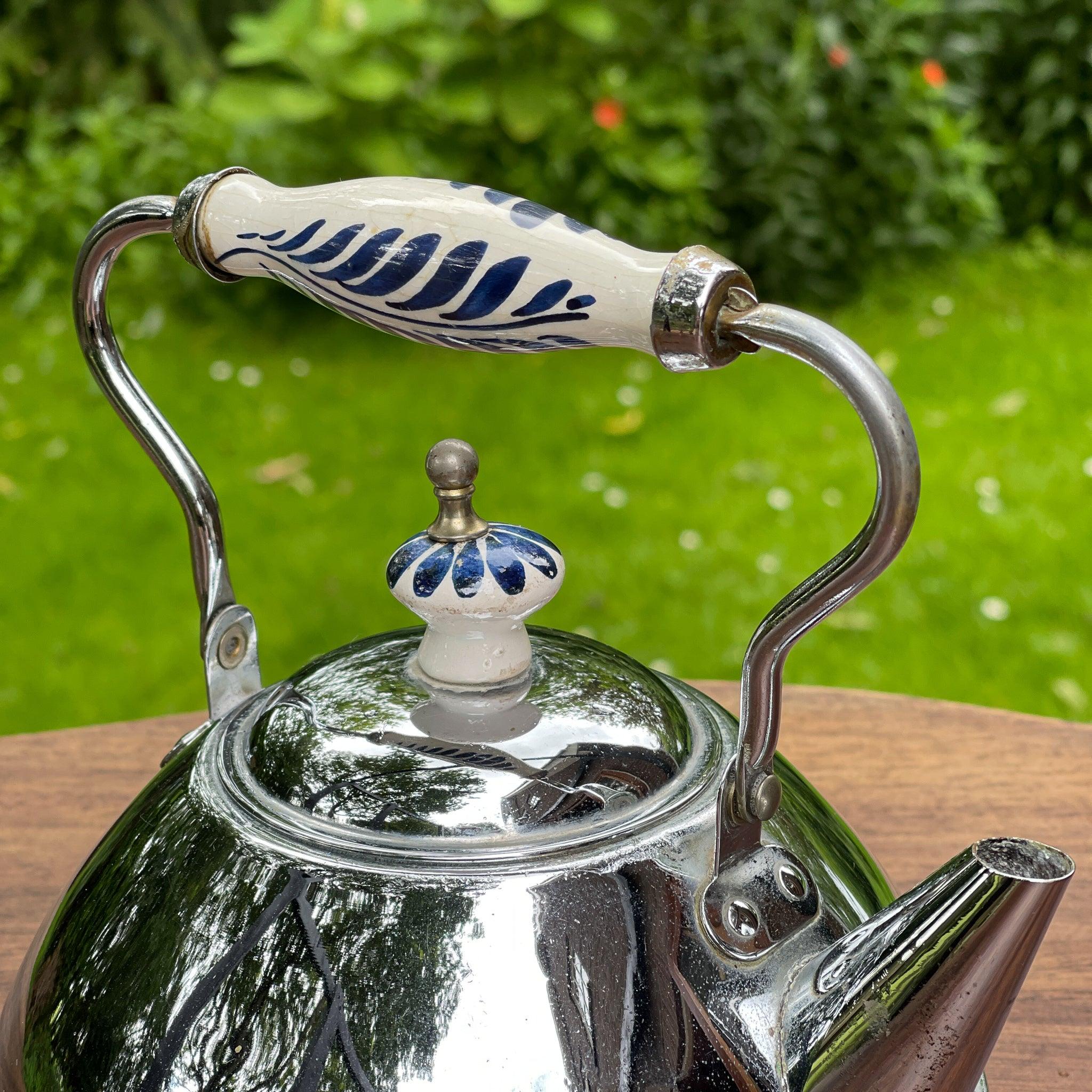 Theeketel met delfts blauw handvat - The Collectionist