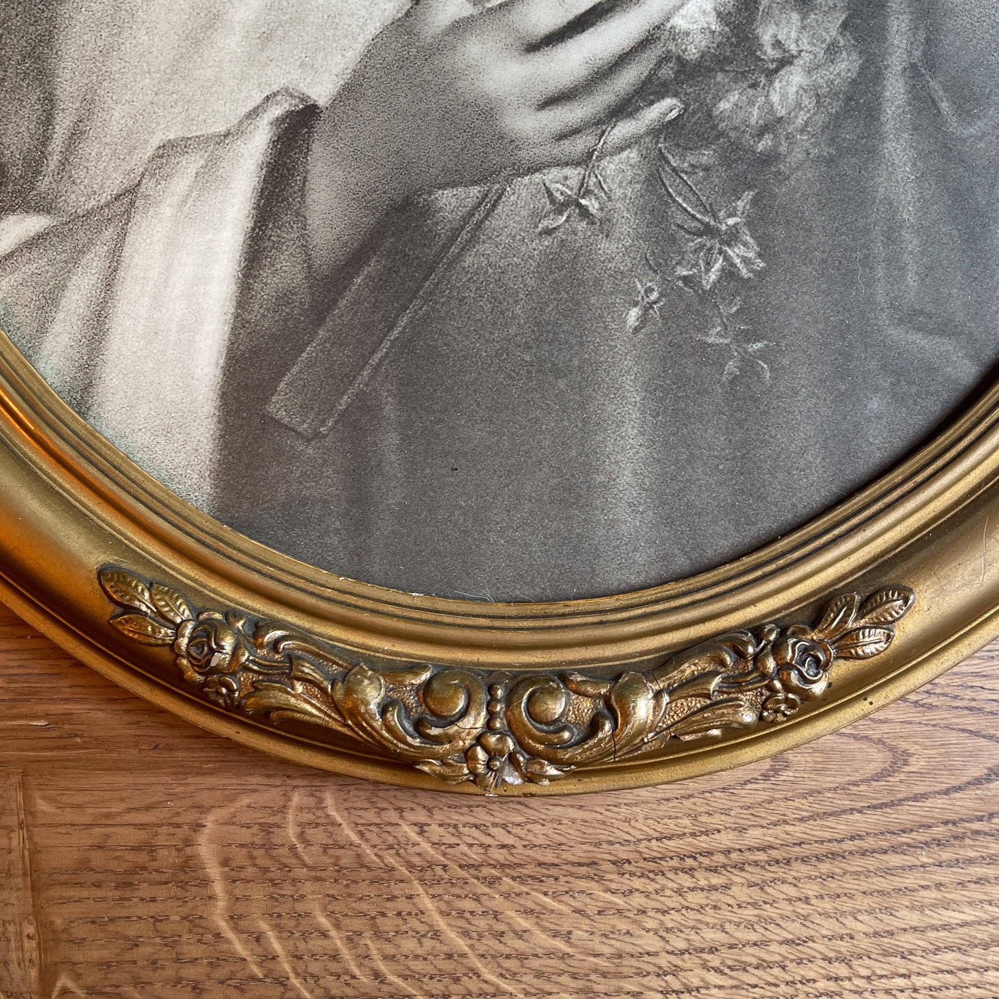 Theresia in gouden ovale lijst - The Collectionist