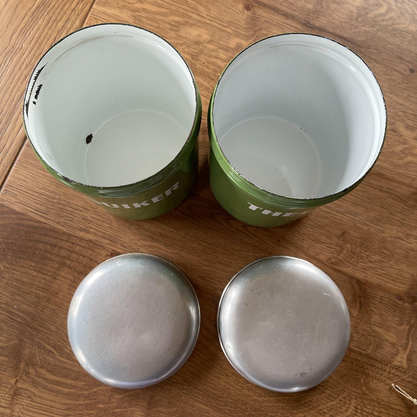 Twee emaille suiker en theebussen - Bamestra Curiosa