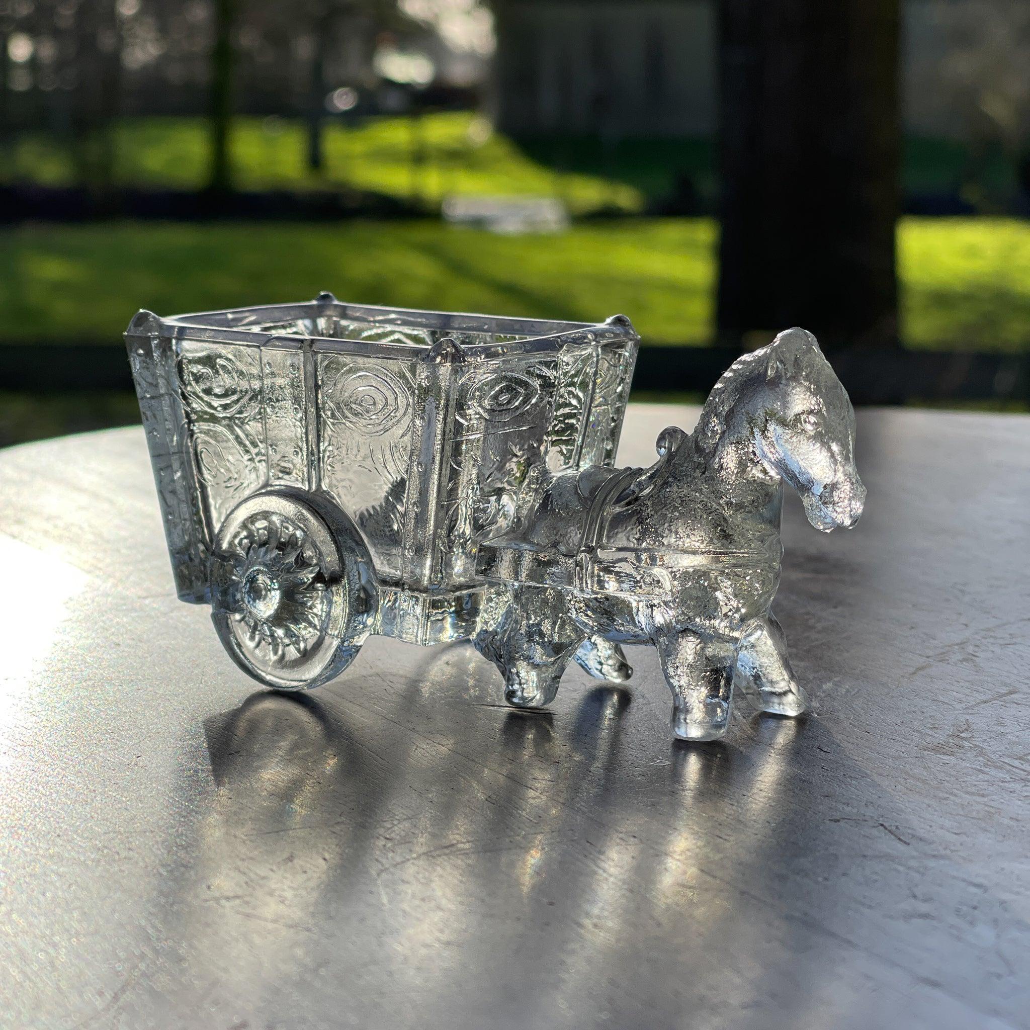 Twee glazen bakjes paard met wagen - The Collectionist