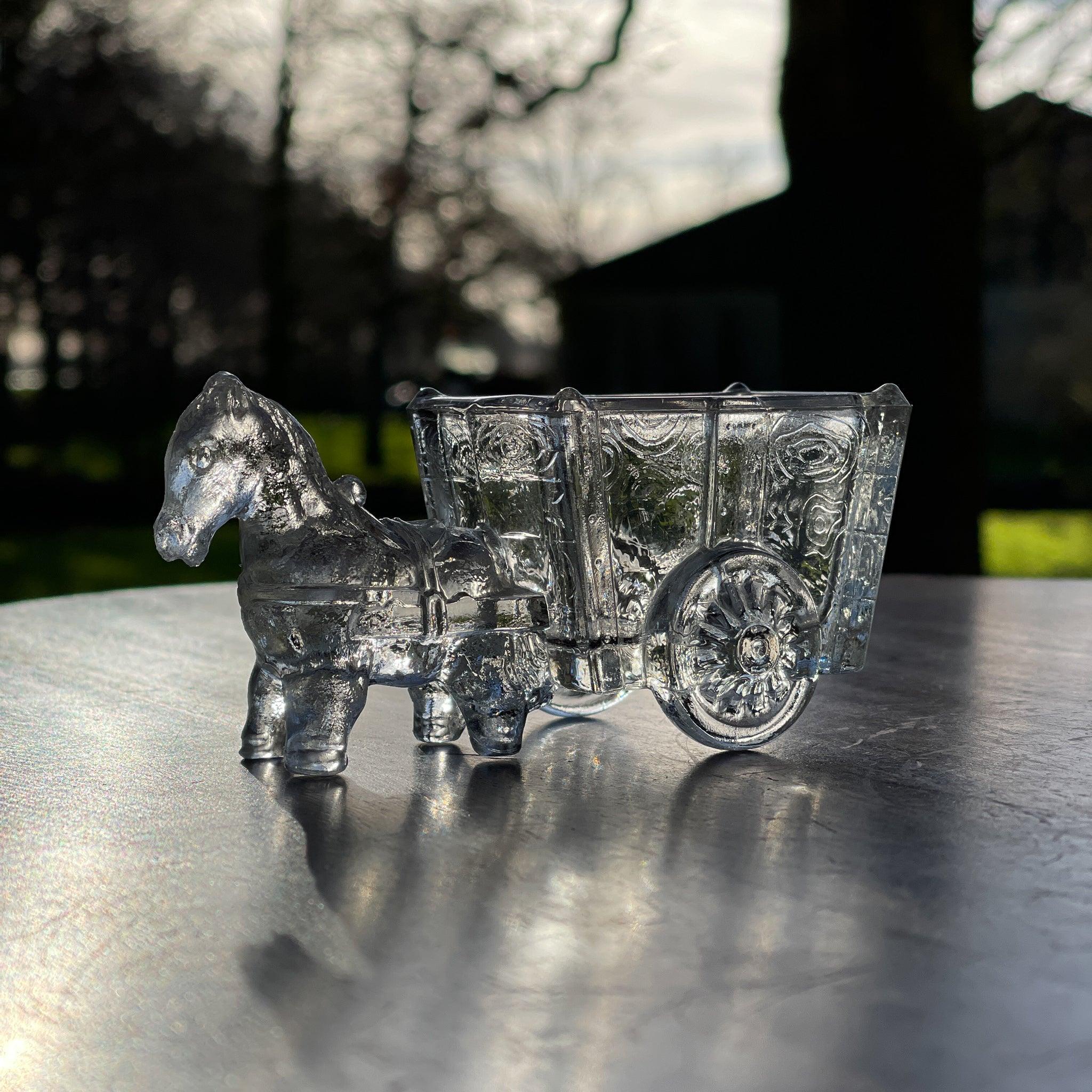 Twee glazen bakjes paard met wagen - The Collectionist