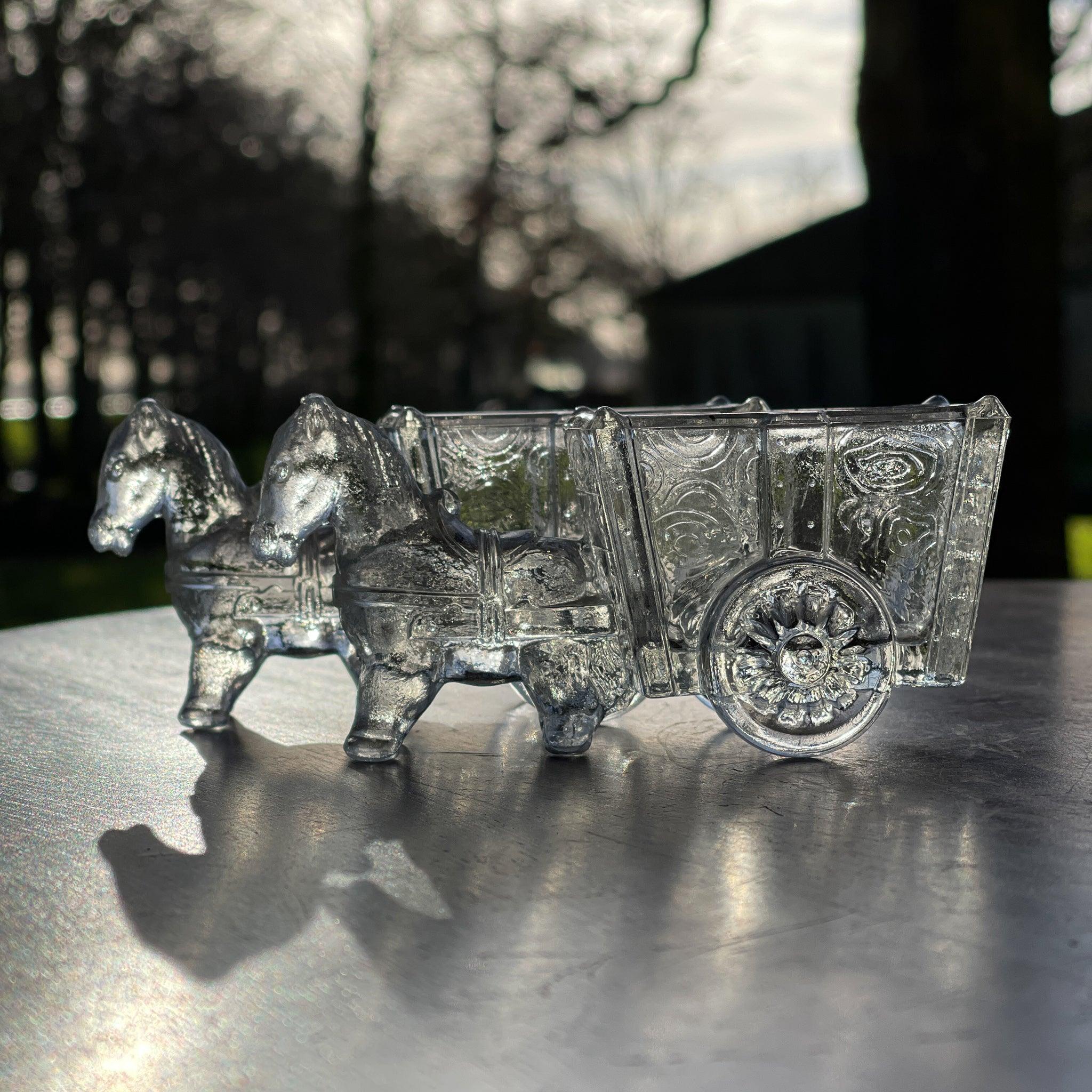 Twee glazen bakjes paard met wagen - The Collectionist