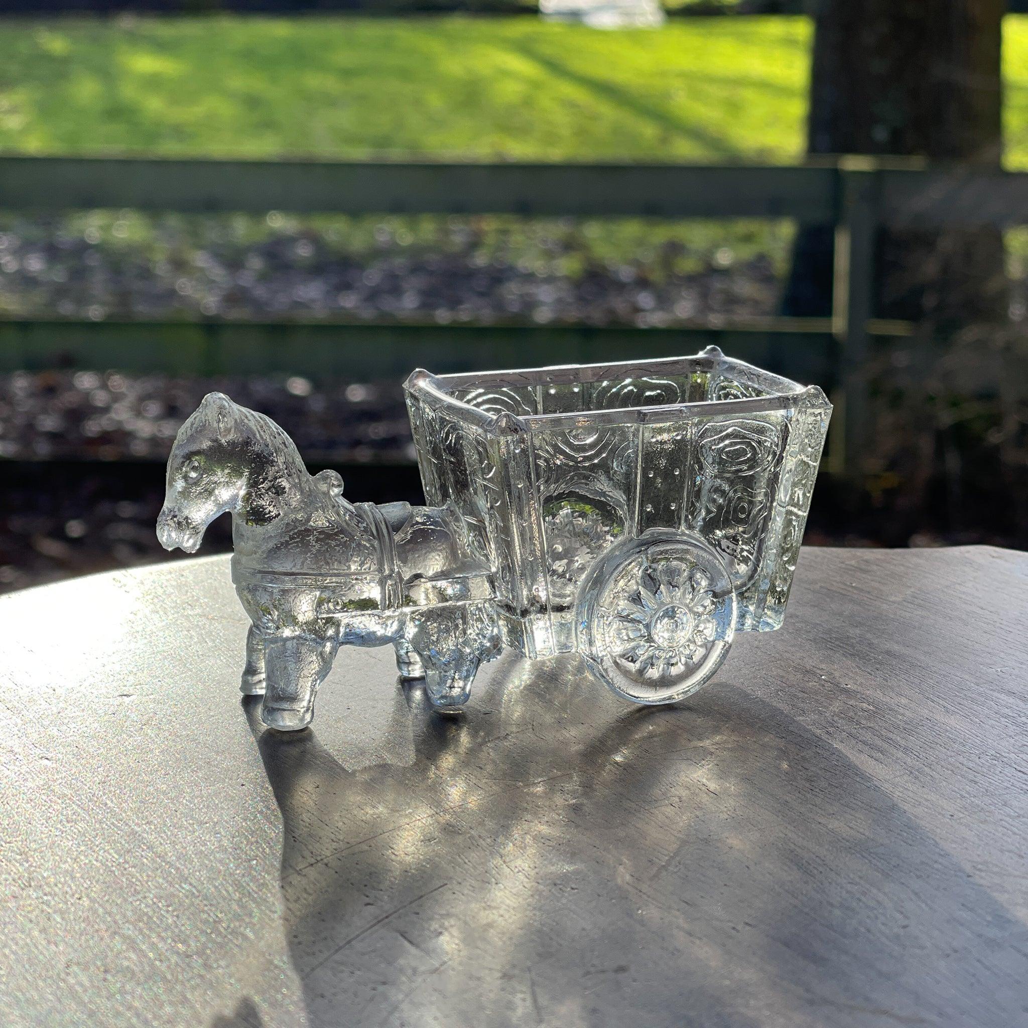 Twee glazen bakjes paard met wagen - The Collectionist