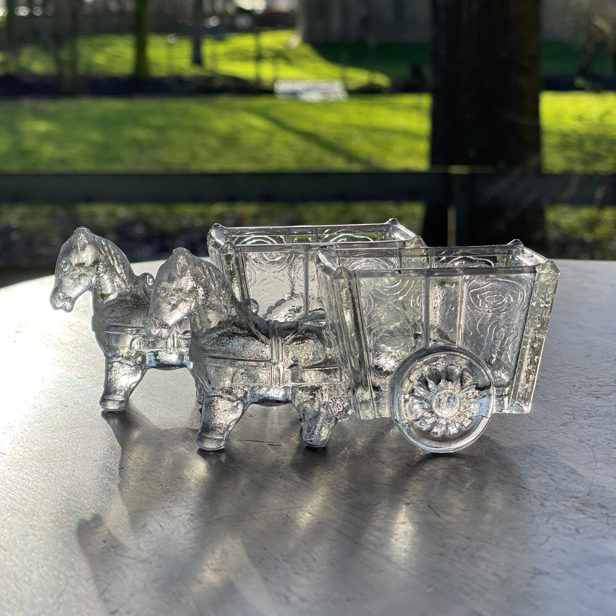 Twee glazen bakjes paard met wagen - The Collectionist