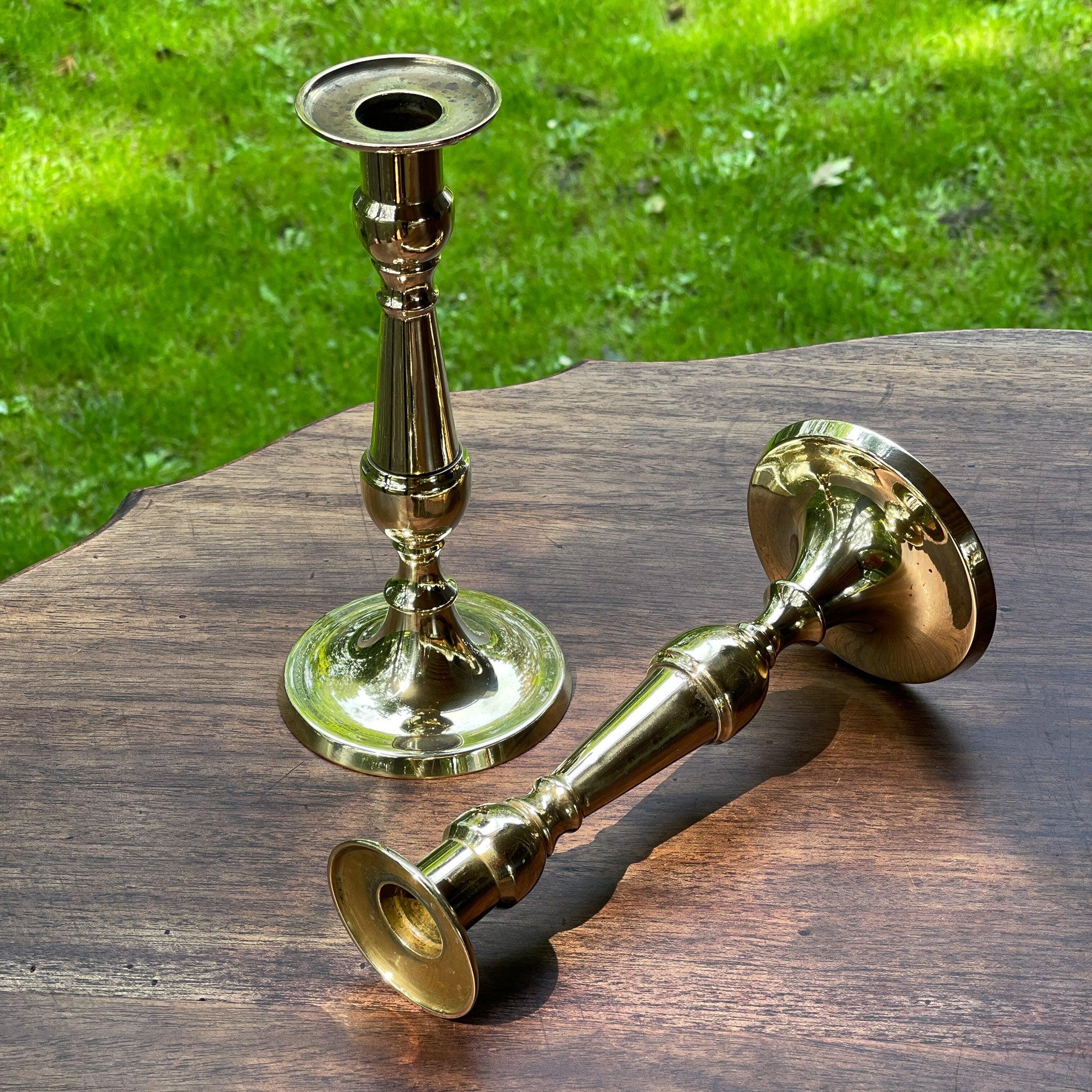 Twee koperen kandelaars - The Collectionist