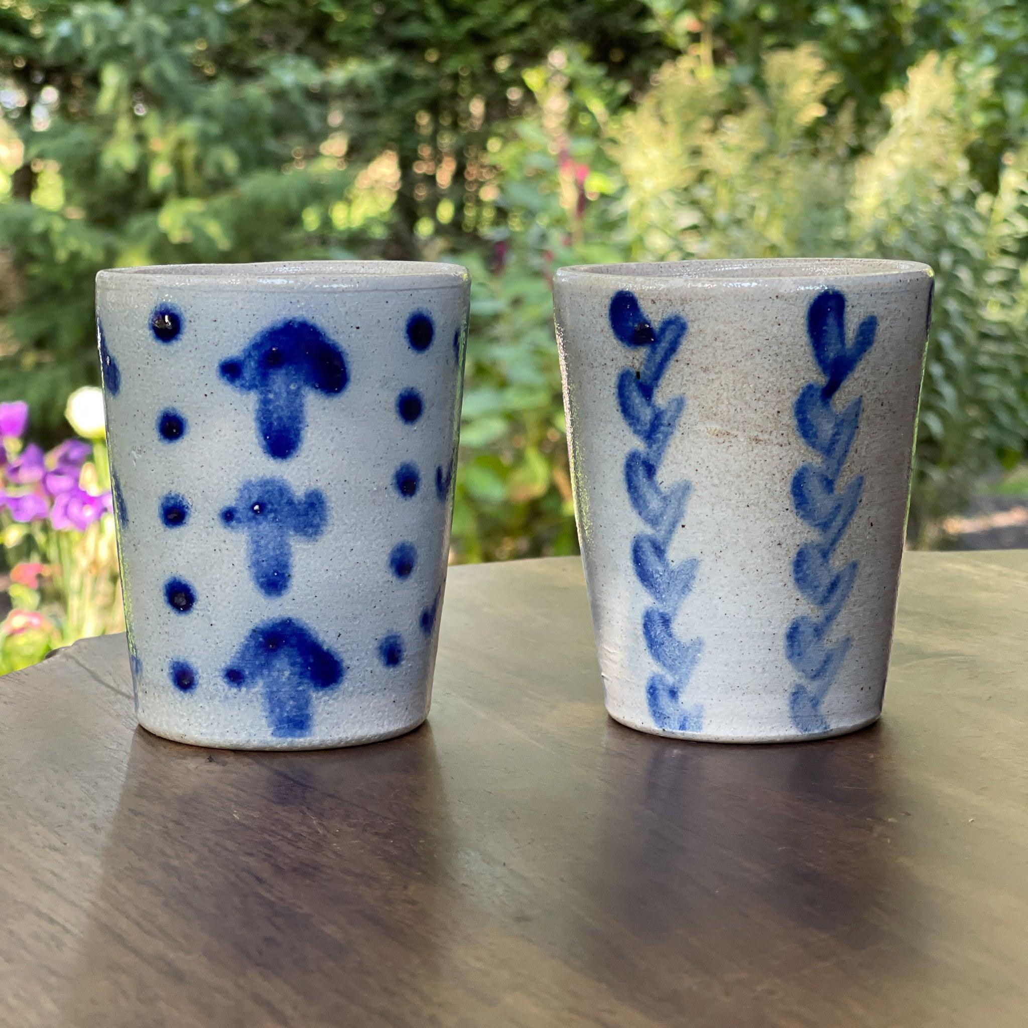 Twee mokken van Keuls aardewerk - The Collectionist