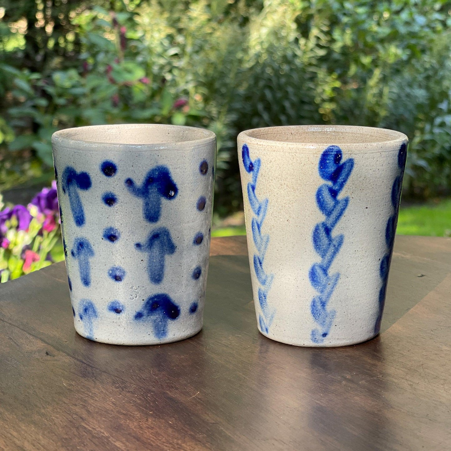 Twee mokken van Keuls aardewerk - Bamestra Curiosa