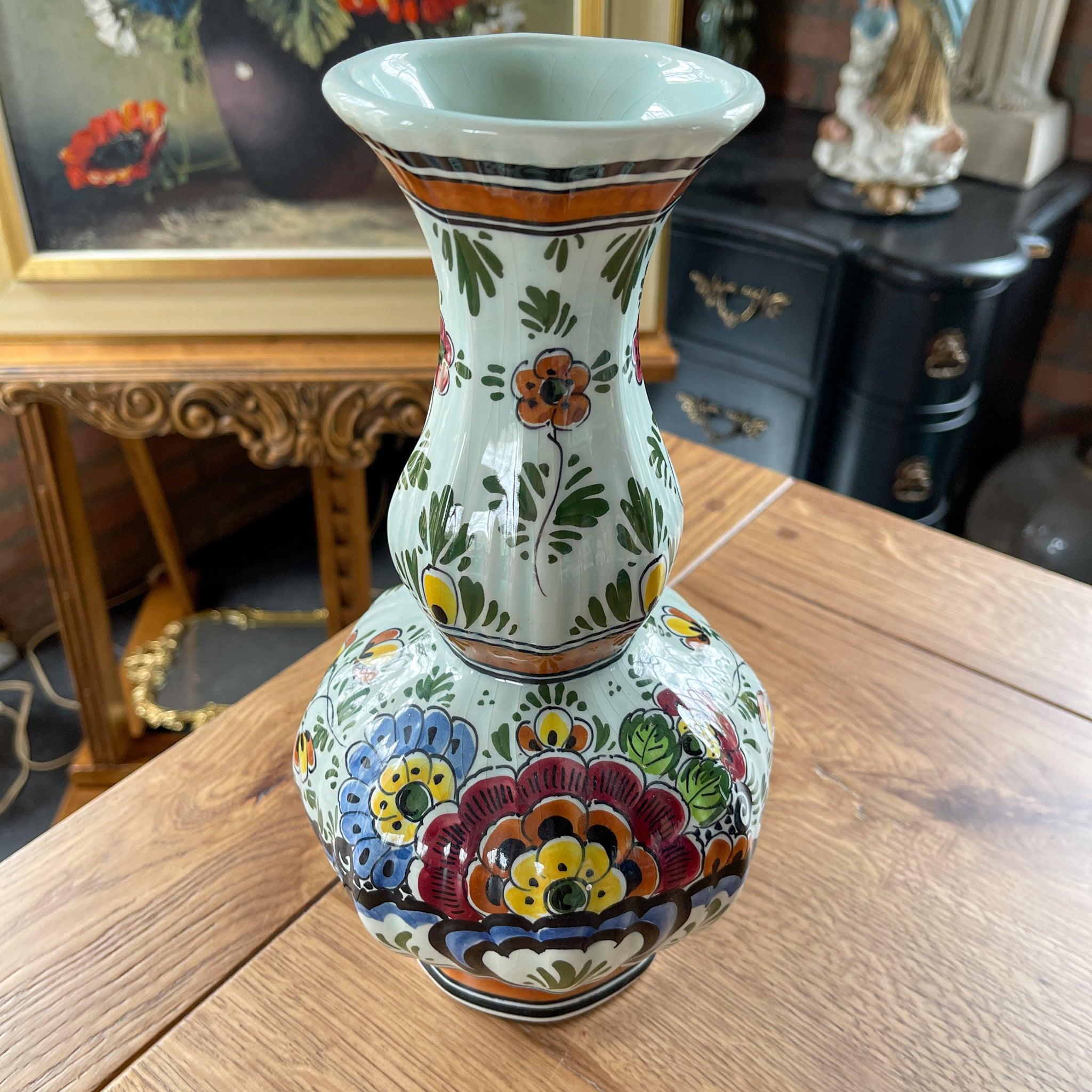 Twee Polychrome Trompetvazen - The Collectionist