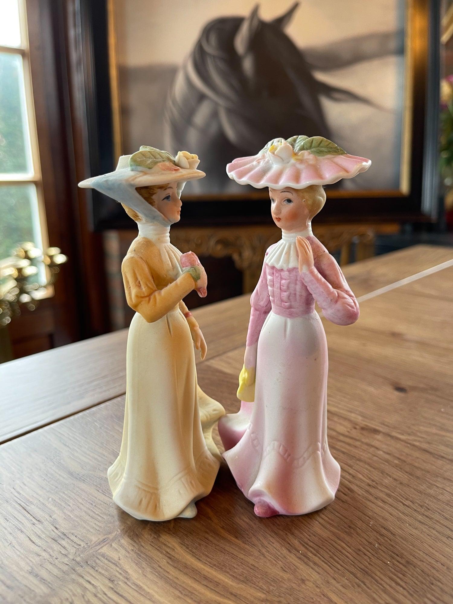 Twee porseleinen biscuit beeldjes - The Collectionist