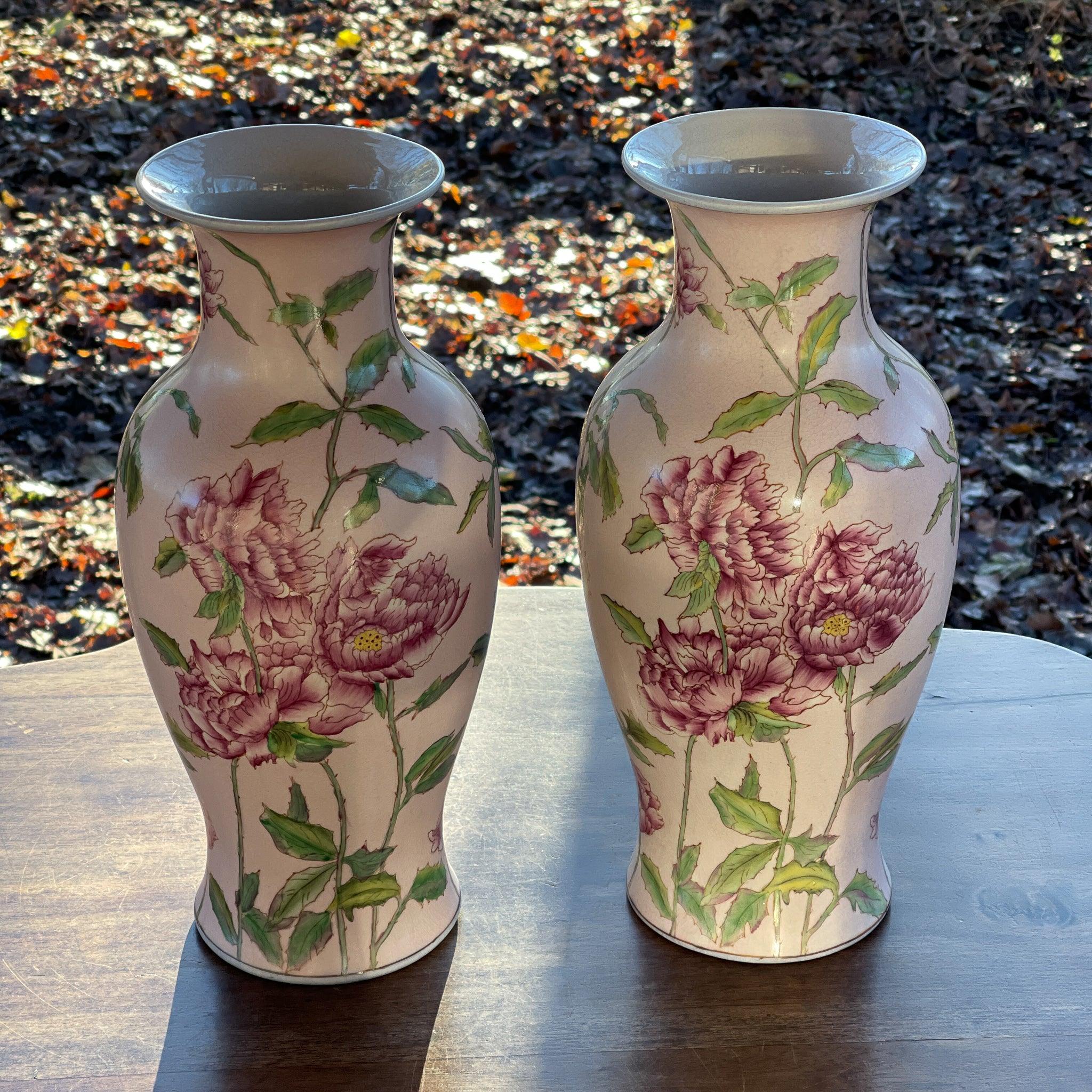Twee vazen beschilderd met Pioenrozen - The Collectionist