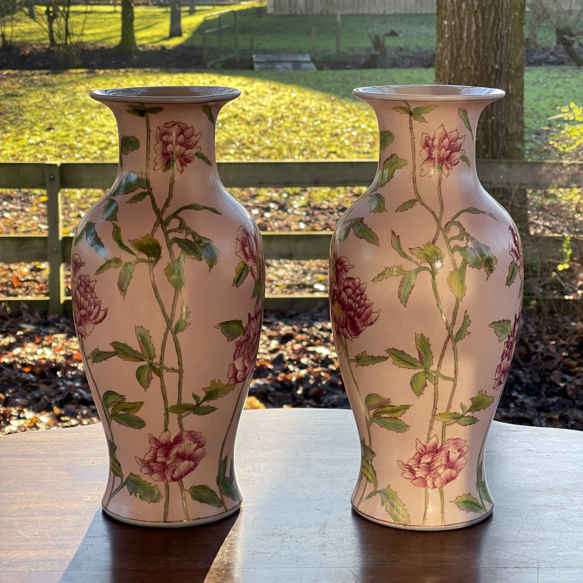 Twee vazen beschilderd met Pioenrozen - The Collectionist