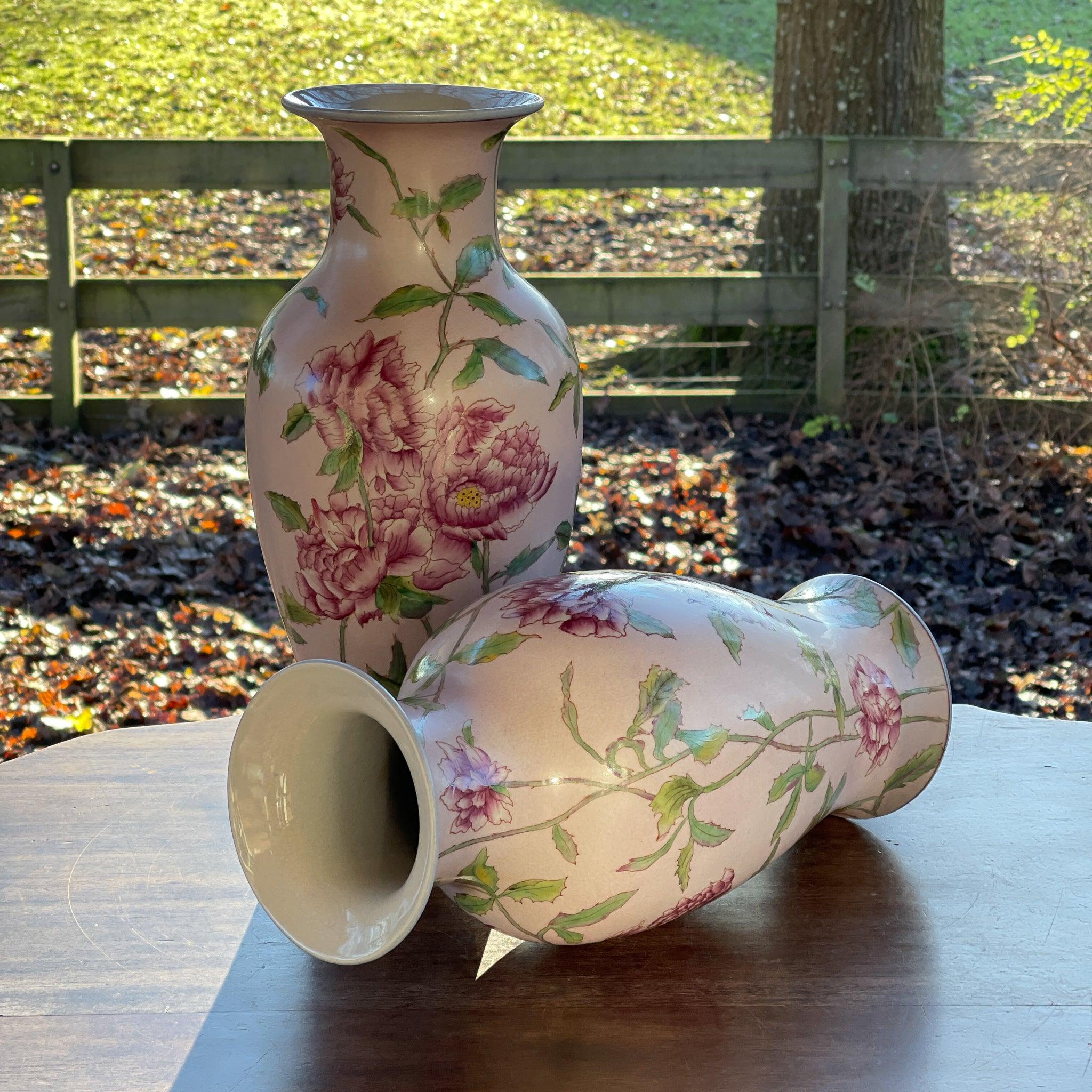Twee vazen beschilderd met Pioenrozen - The Collectionist