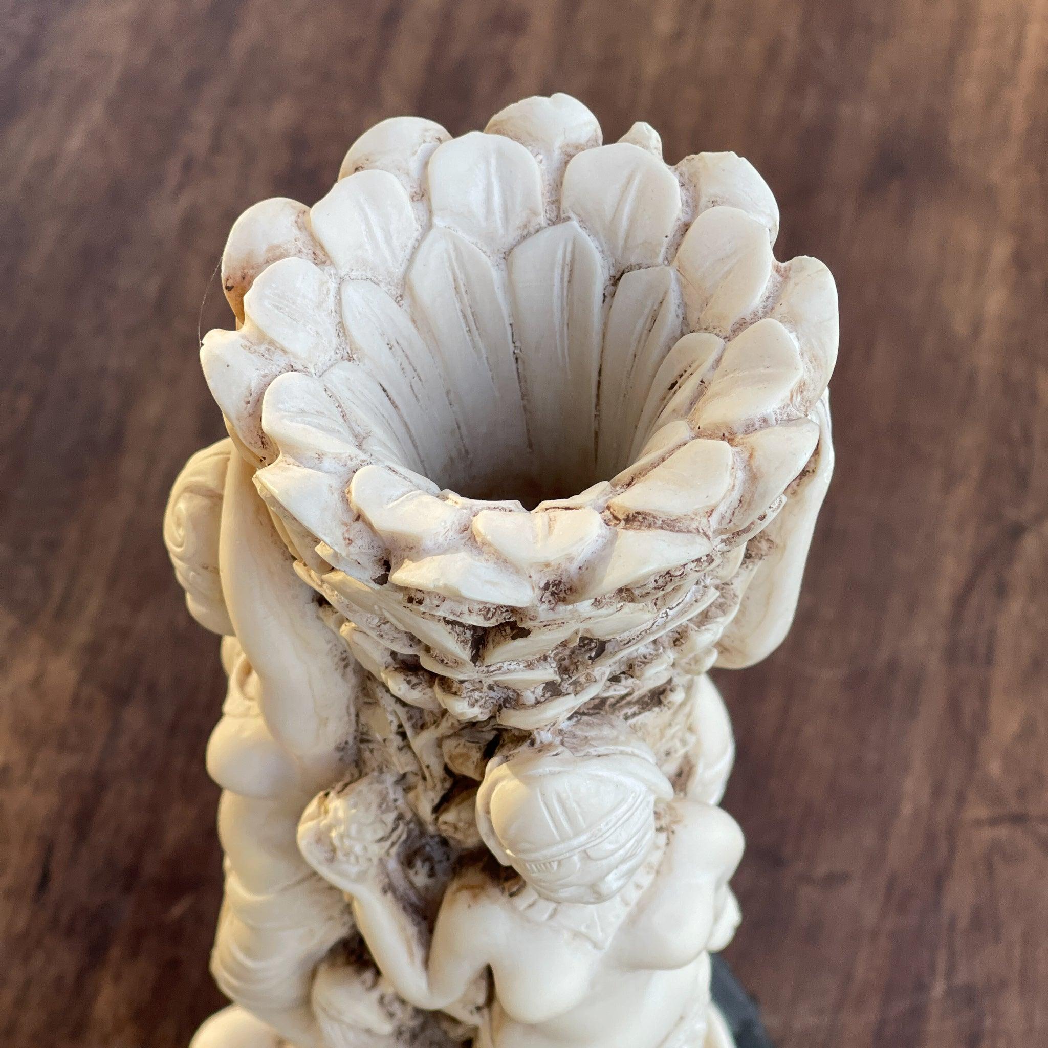 Vaas met drie godinnen van ivorine of speksteen - The Collectionist