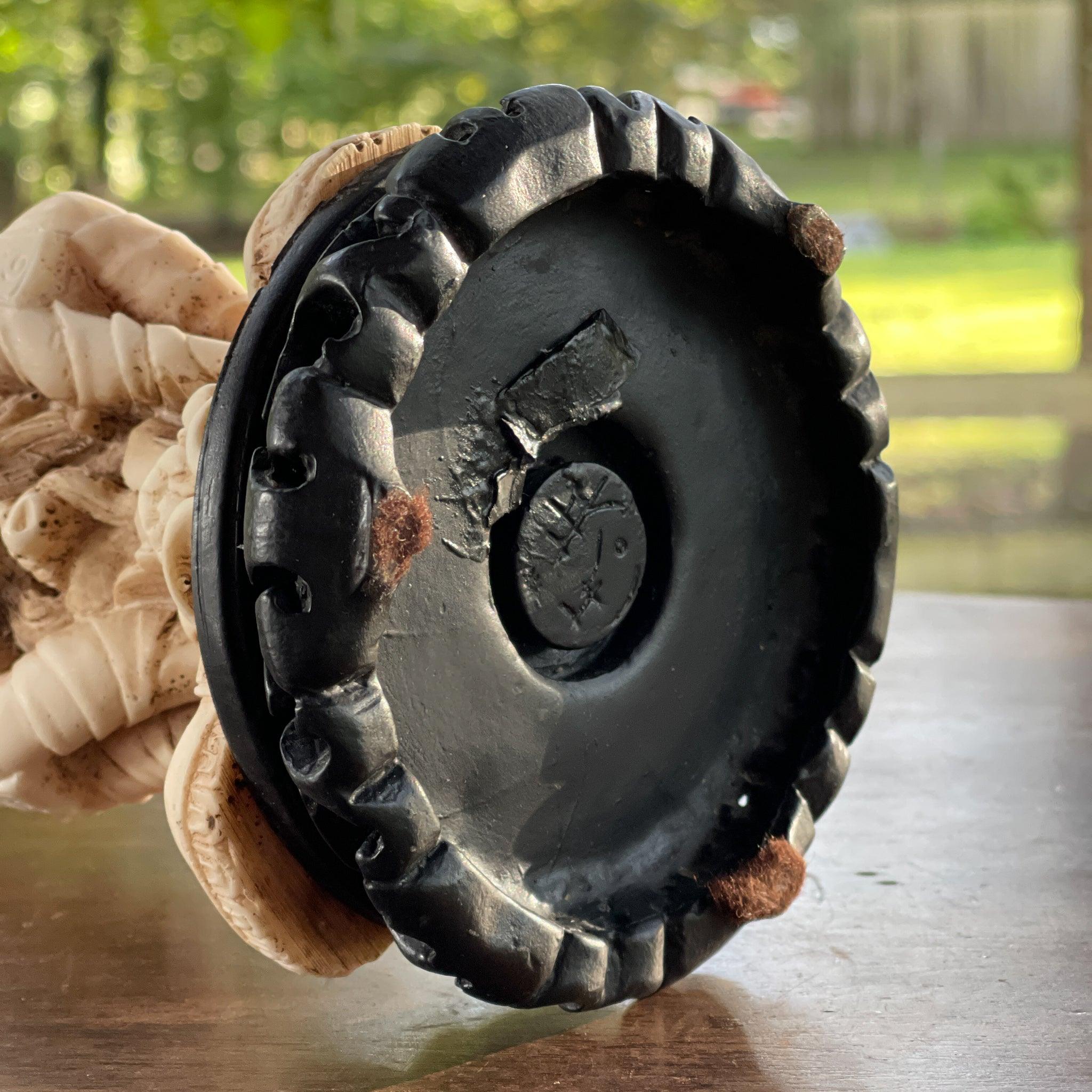 Vaas met drie godinnen van ivorine of speksteen - The Collectionist