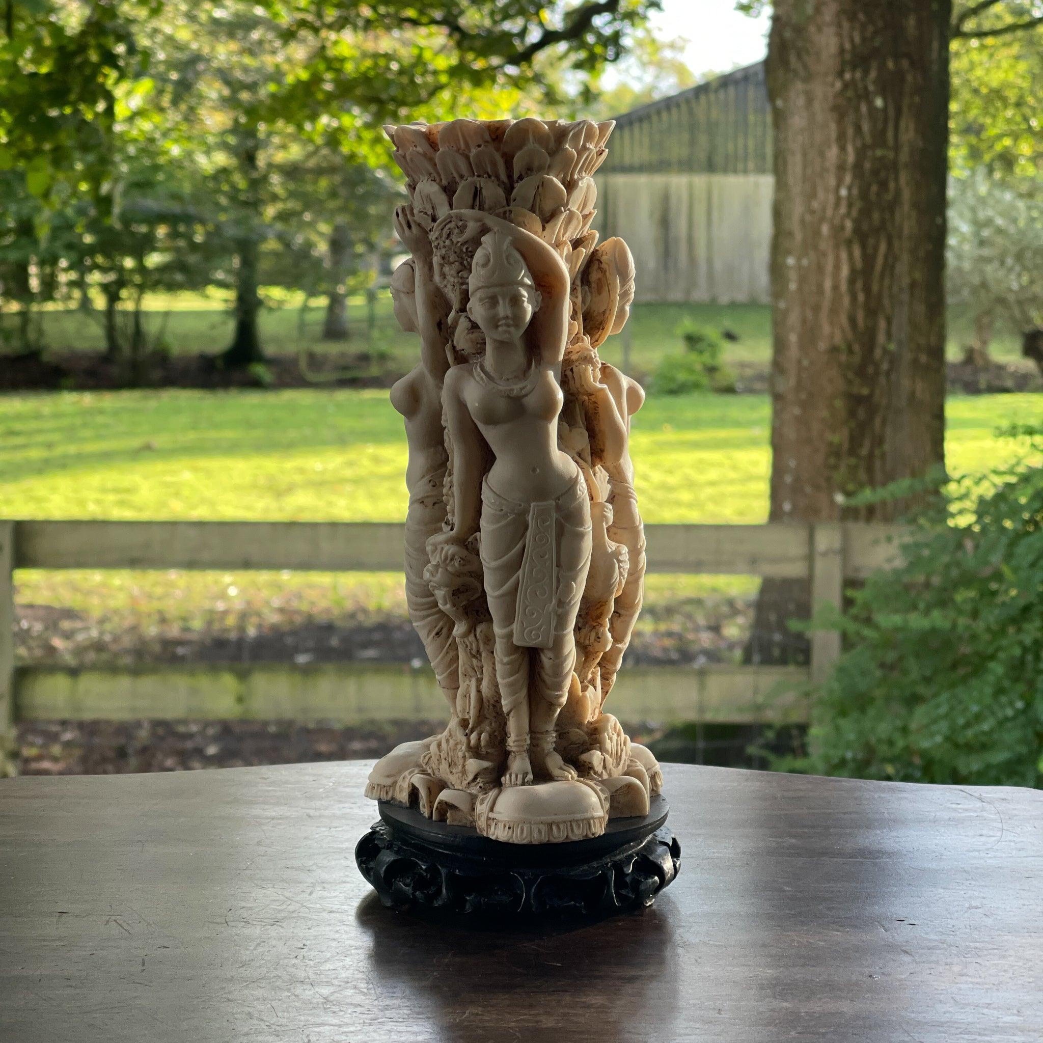 Vaas met drie godinnen van ivorine of speksteen - The Collectionist