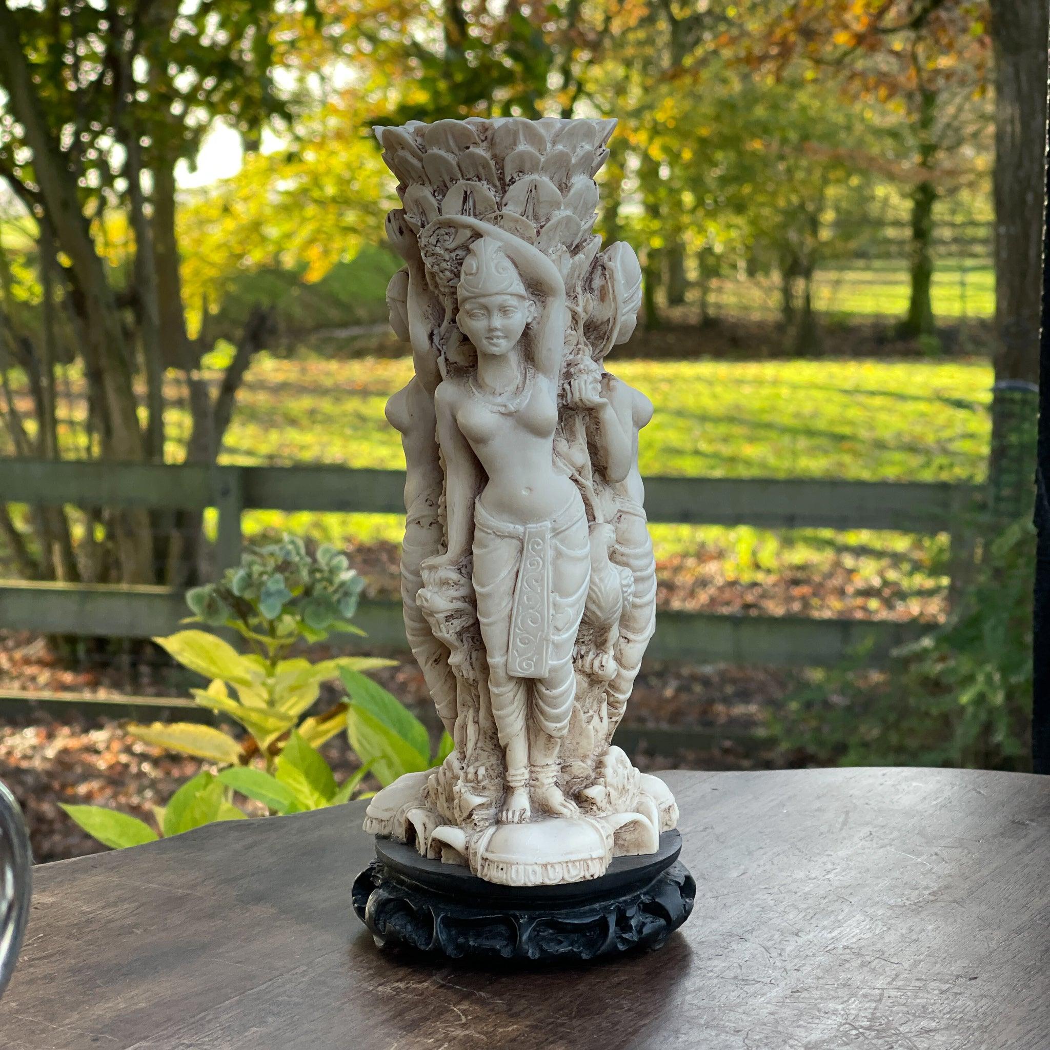 Vaas met drie godinnen van ivorine of speksteen - The Collectionist