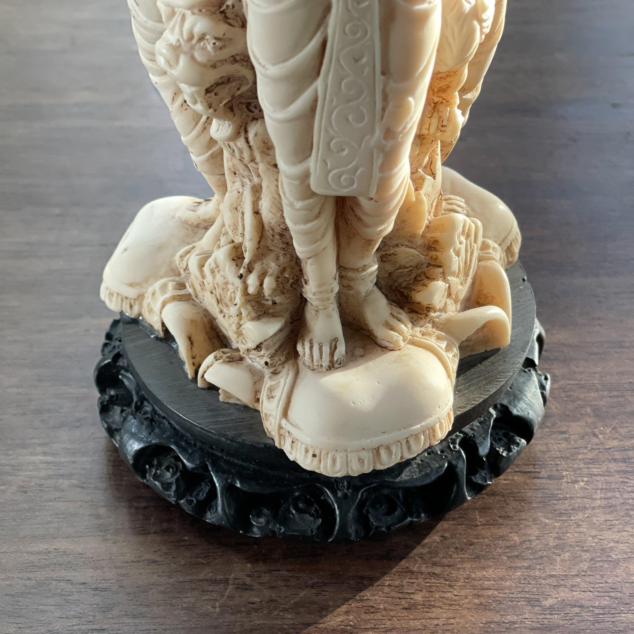 Vaas met drie godinnen van ivorine of speksteen - The Collectionist