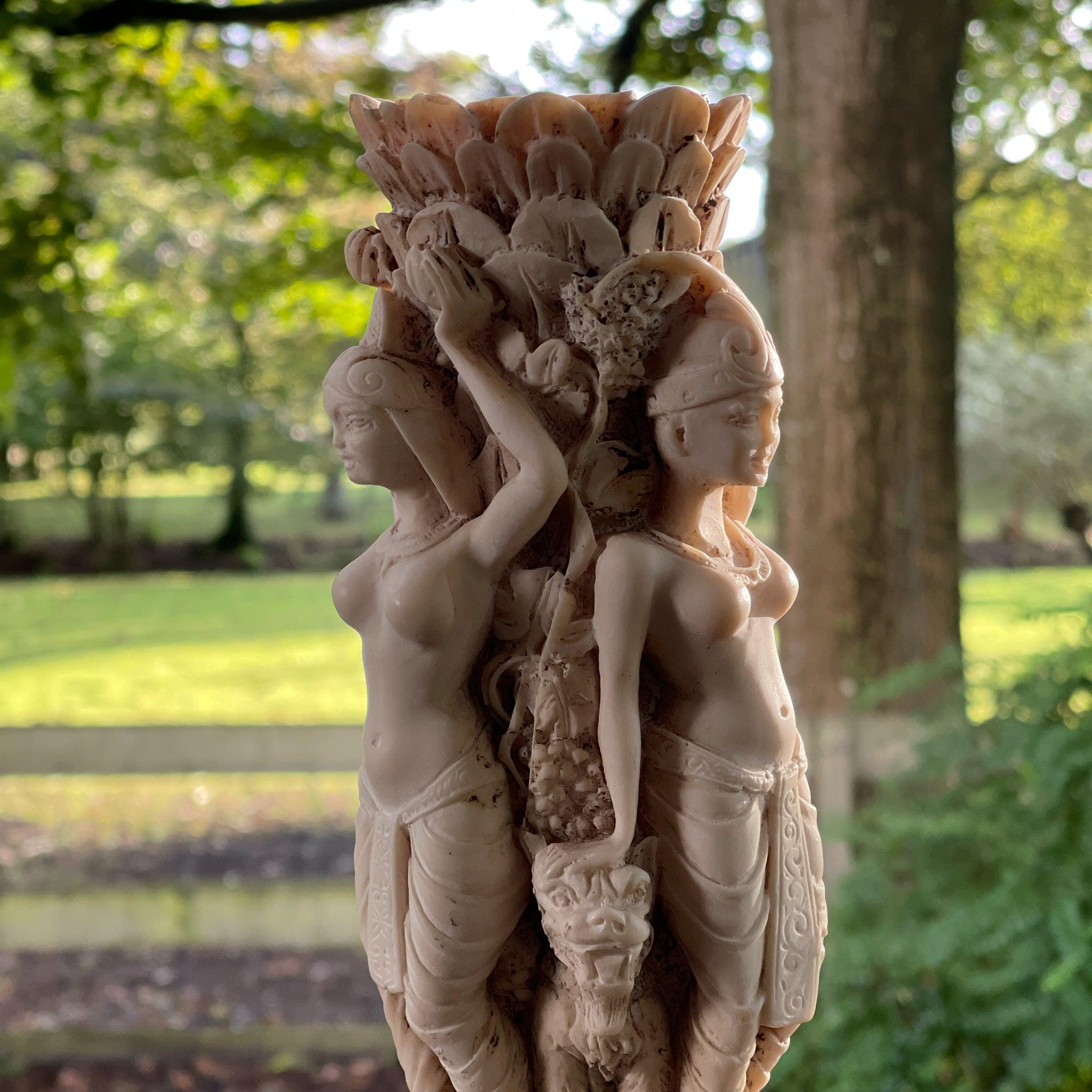 Vaas met drie godinnen van ivorine of speksteen - The Collectionist