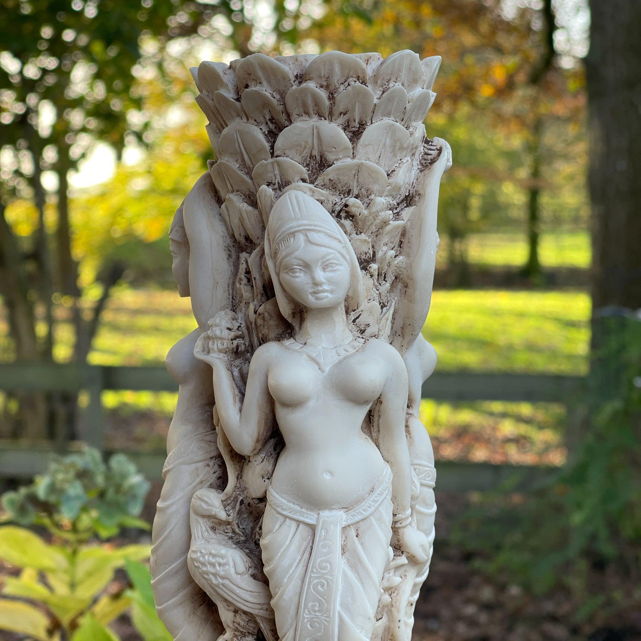 Vaas met drie godinnen van ivorine of speksteen - The Collectionist