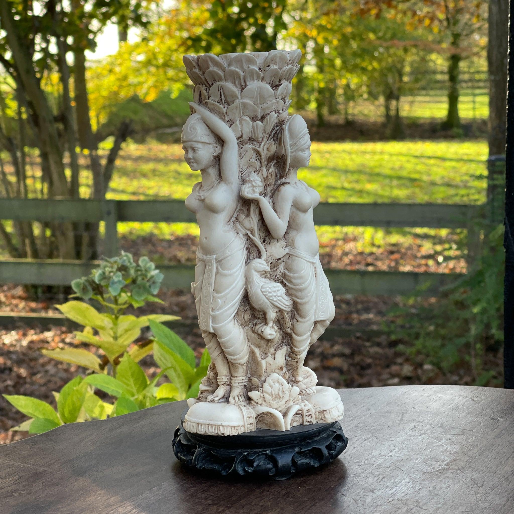 Vaas met drie godinnen van ivorine of speksteen - The Collectionist