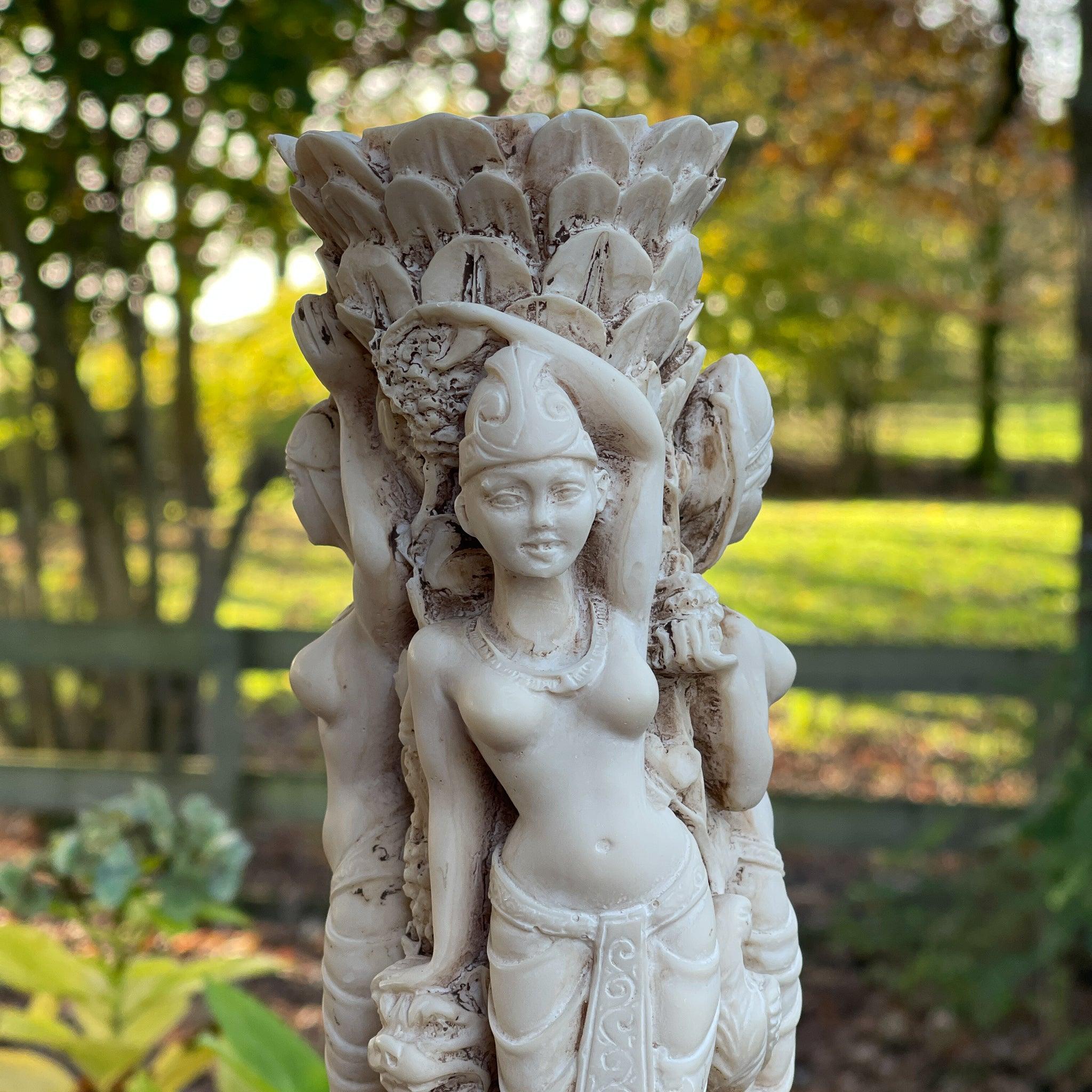 Vaas met drie godinnen van ivorine of speksteen - The Collectionist