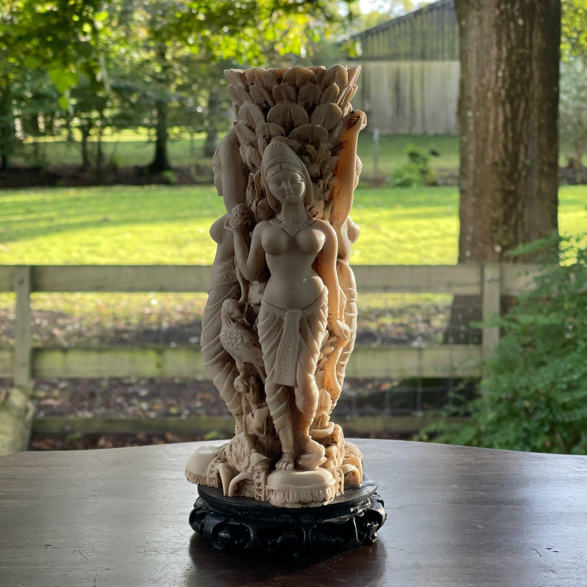 Vaas met drie godinnen van ivorine of speksteen - The Collectionist