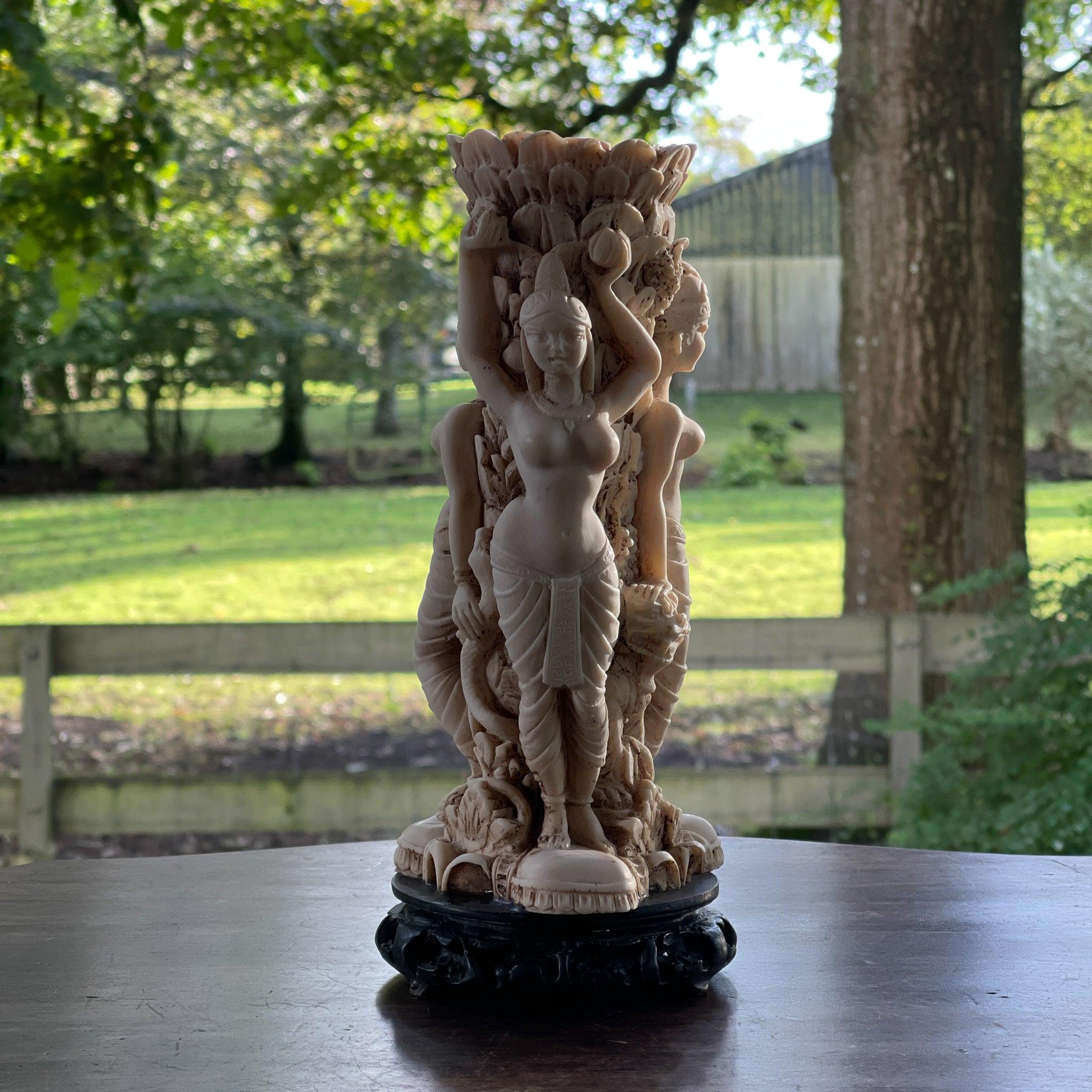 Vaas met drie godinnen van ivorine of speksteen - The Collectionist