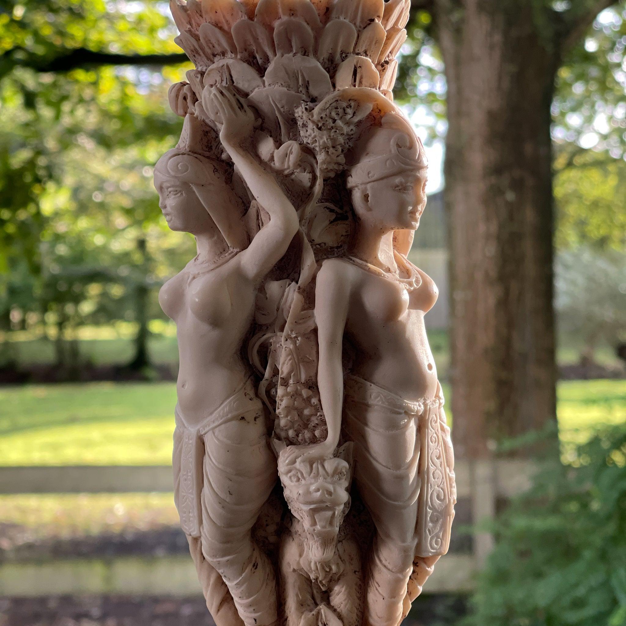 Vaas met drie godinnen van ivorine of speksteen - The Collectionist