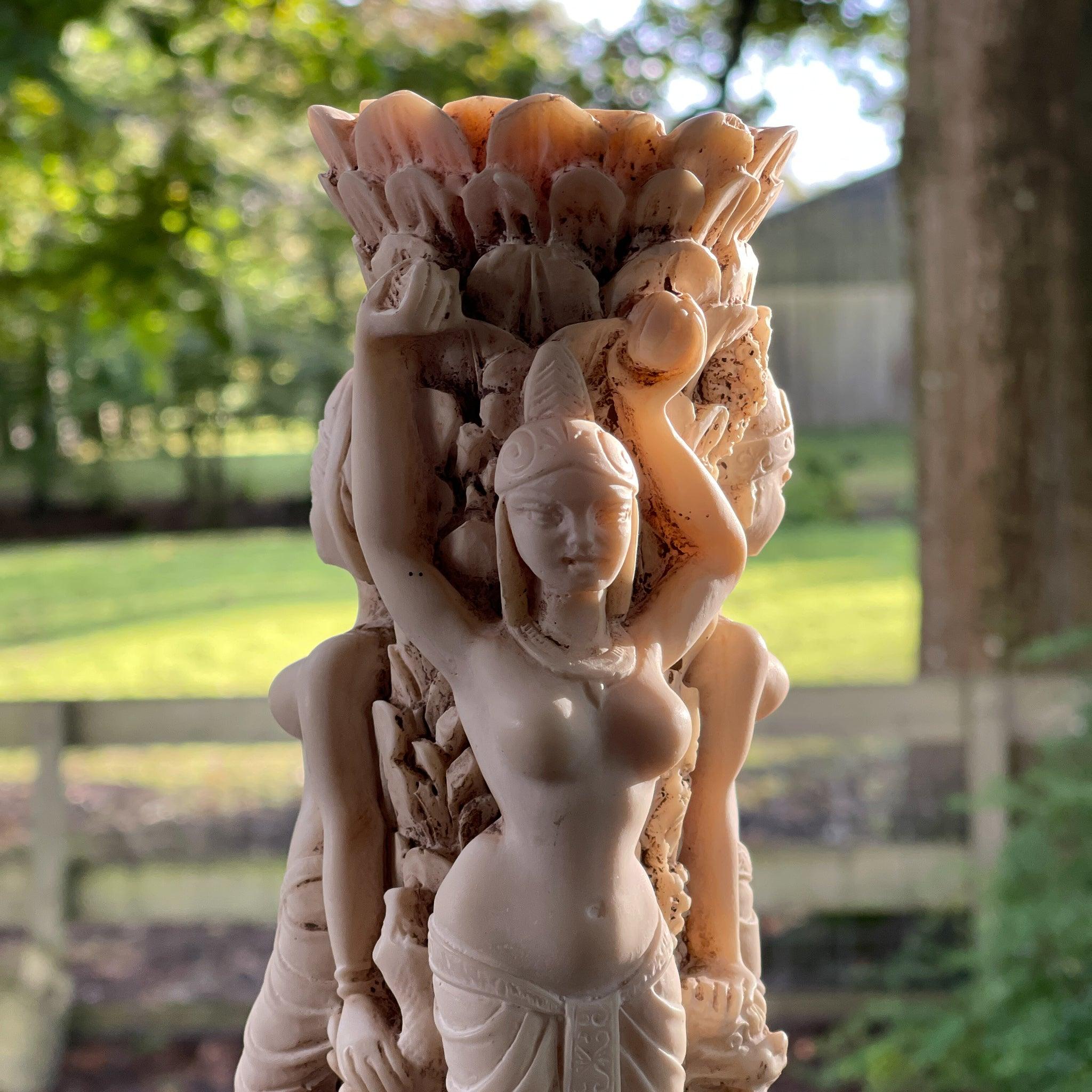 Vaas met drie godinnen van ivorine of speksteen - The Collectionist