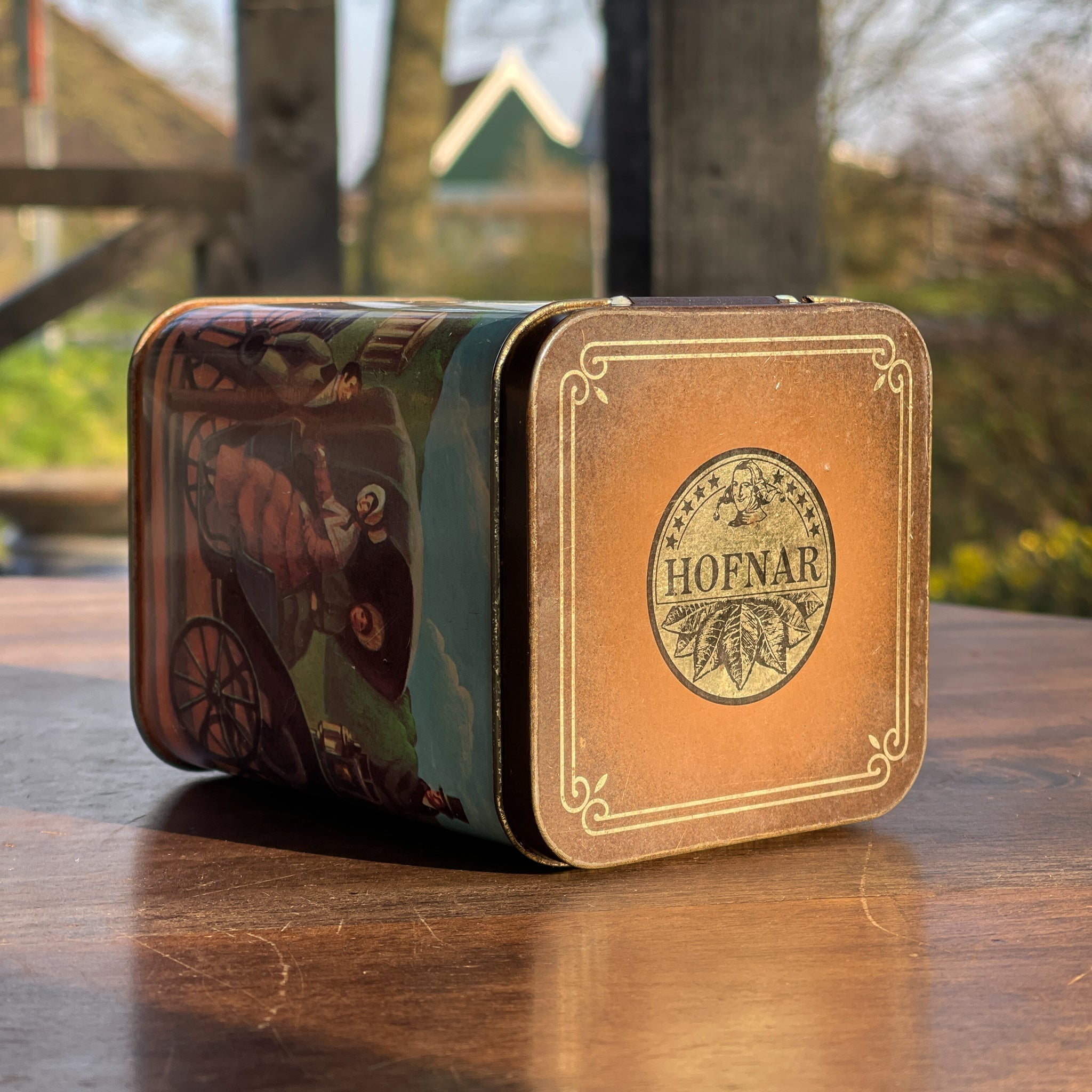 Vintage Blik Hofnar Met Romantisch Tafereel - The Collectionist