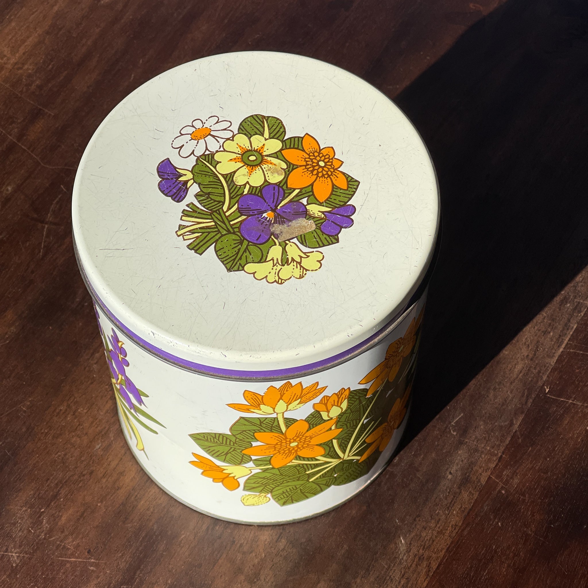 Vintage Blik Met Bloemen - The Collectionist