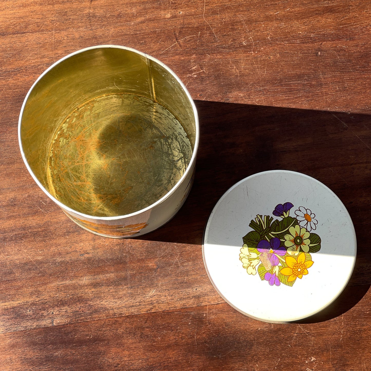 Vintage Blik Met Bloemen - The Collectionist