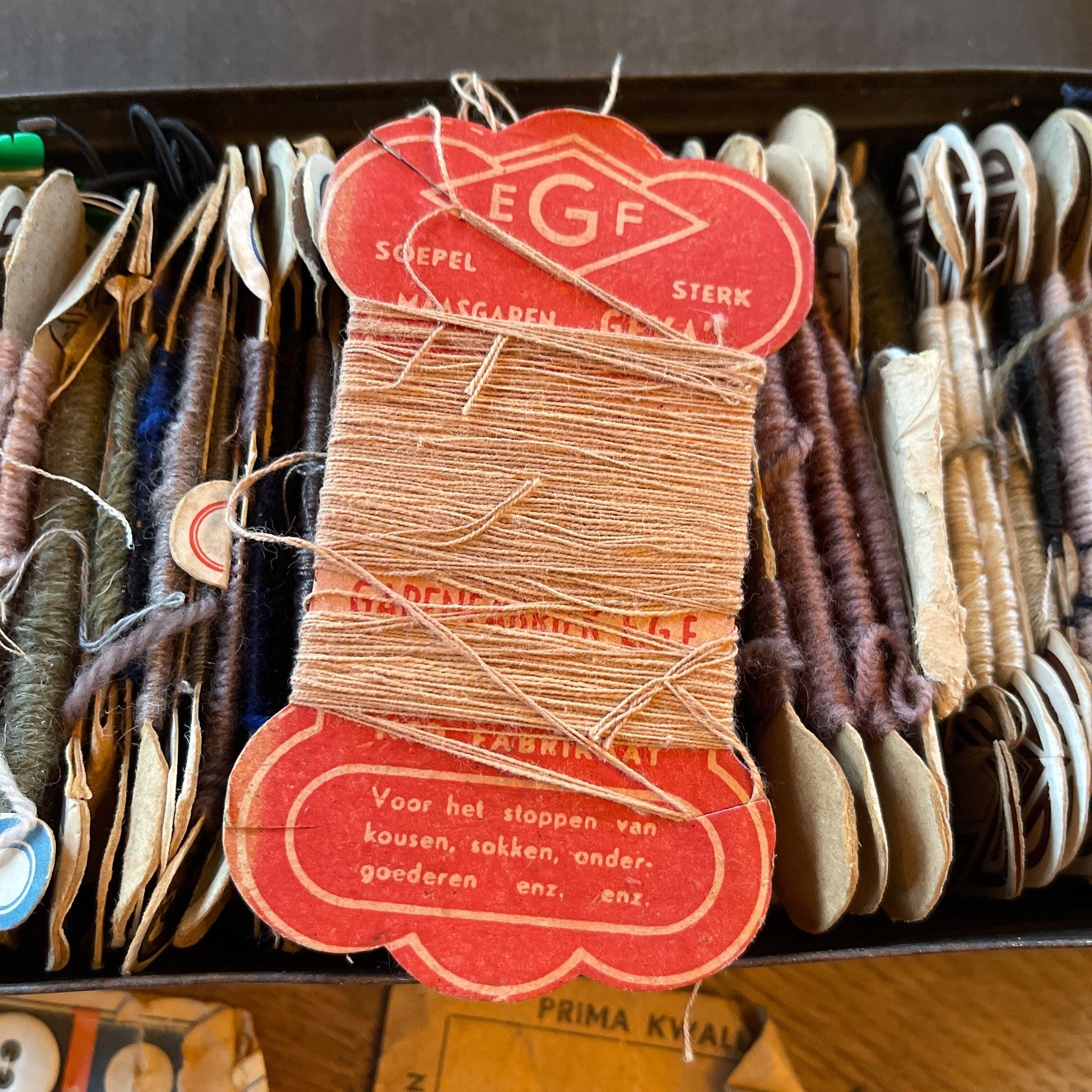 Vintage blik met linnen, knopen en sokkenstop wol - The Collectionist