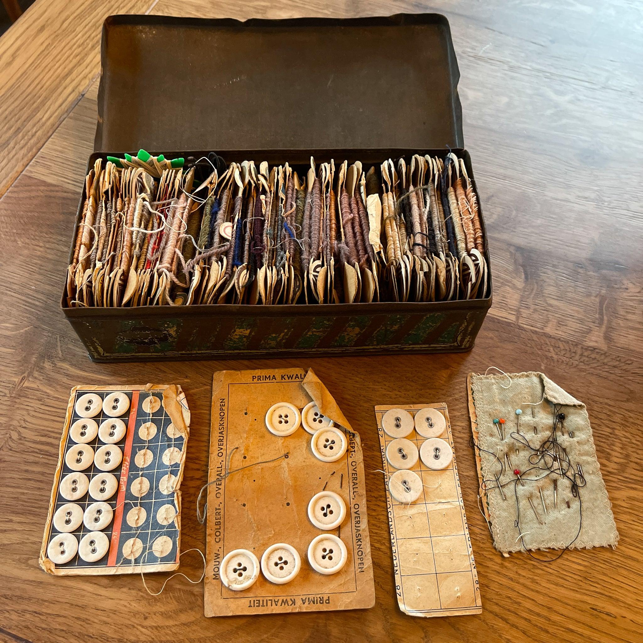 Vintage blik met linnen, knopen en sokkenstop wol - The Collectionist