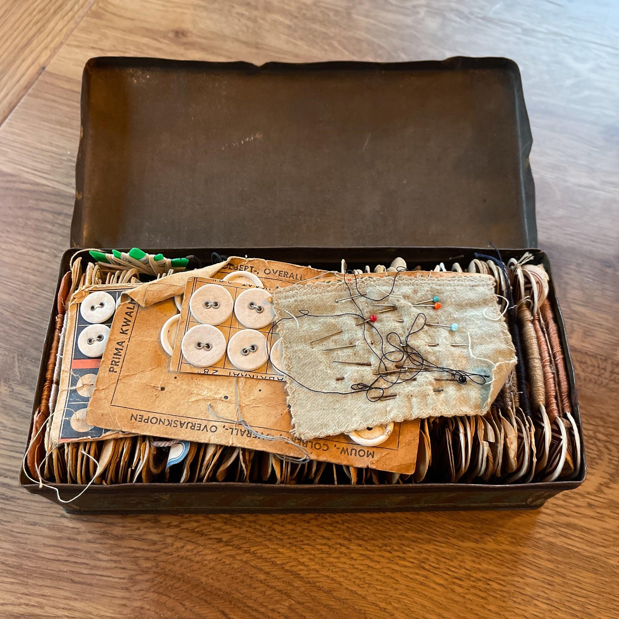 Vintage blik met linnen, knopen en sokkenstop wol - The Collectionist