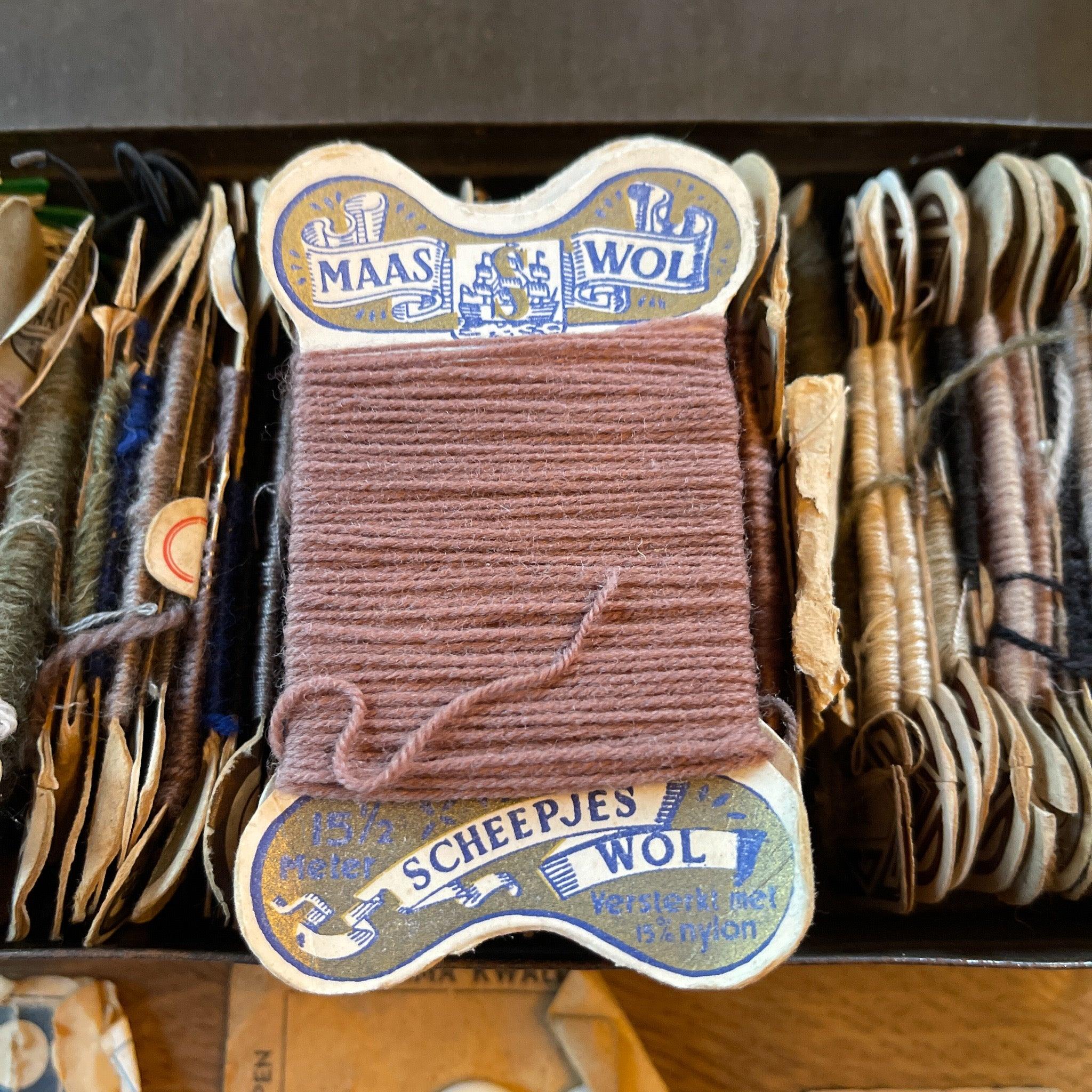 Vintage blik met linnen, knopen en sokkenstop wol - The Collectionist