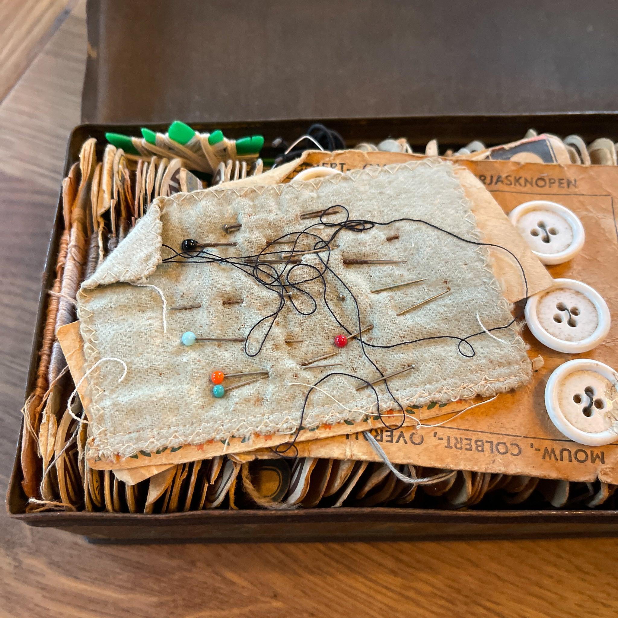 Vintage blik met linnen, knopen en sokkenstop wol - The Collectionist