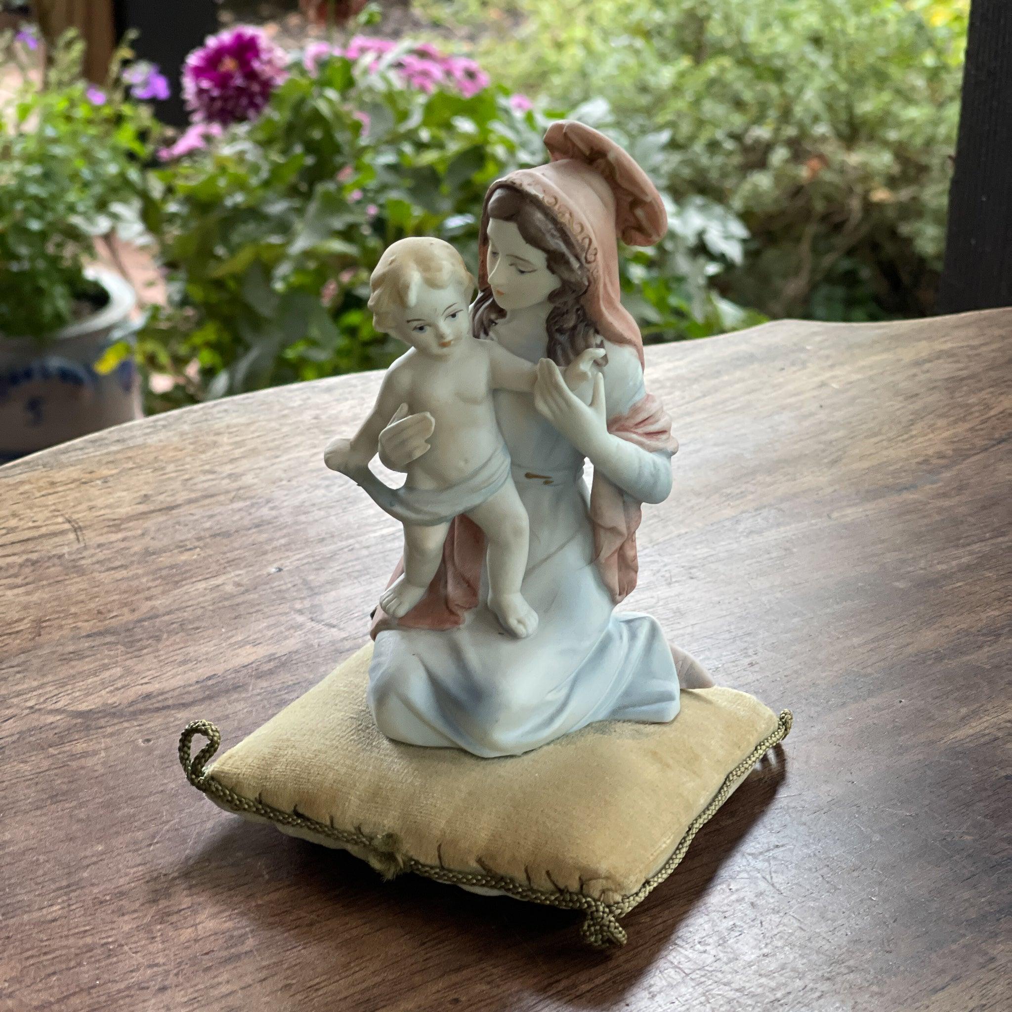 Vintage Maria beeldje met Jezus zittend op een kussentje - The Collectionist