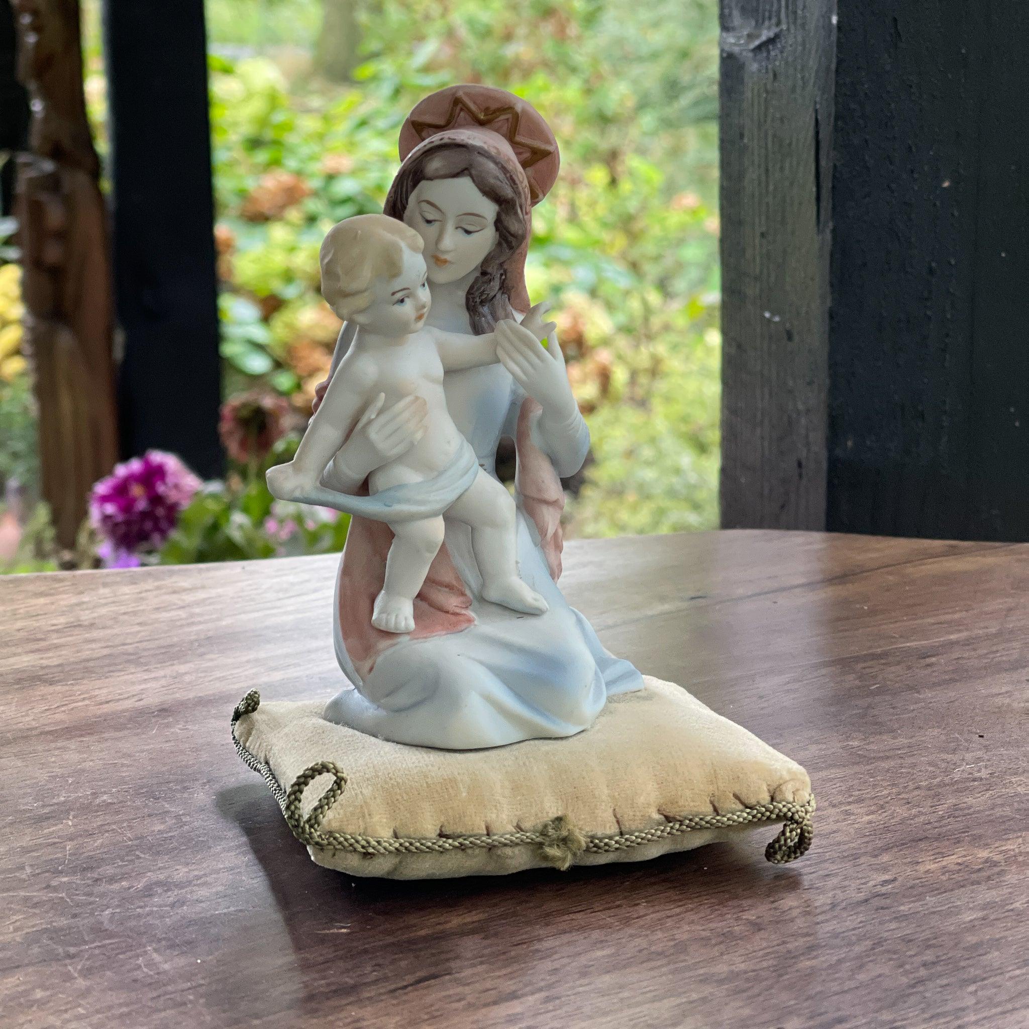 Vintage Maria beeldje met Jezus zittend op een kussentje - The Collectionist