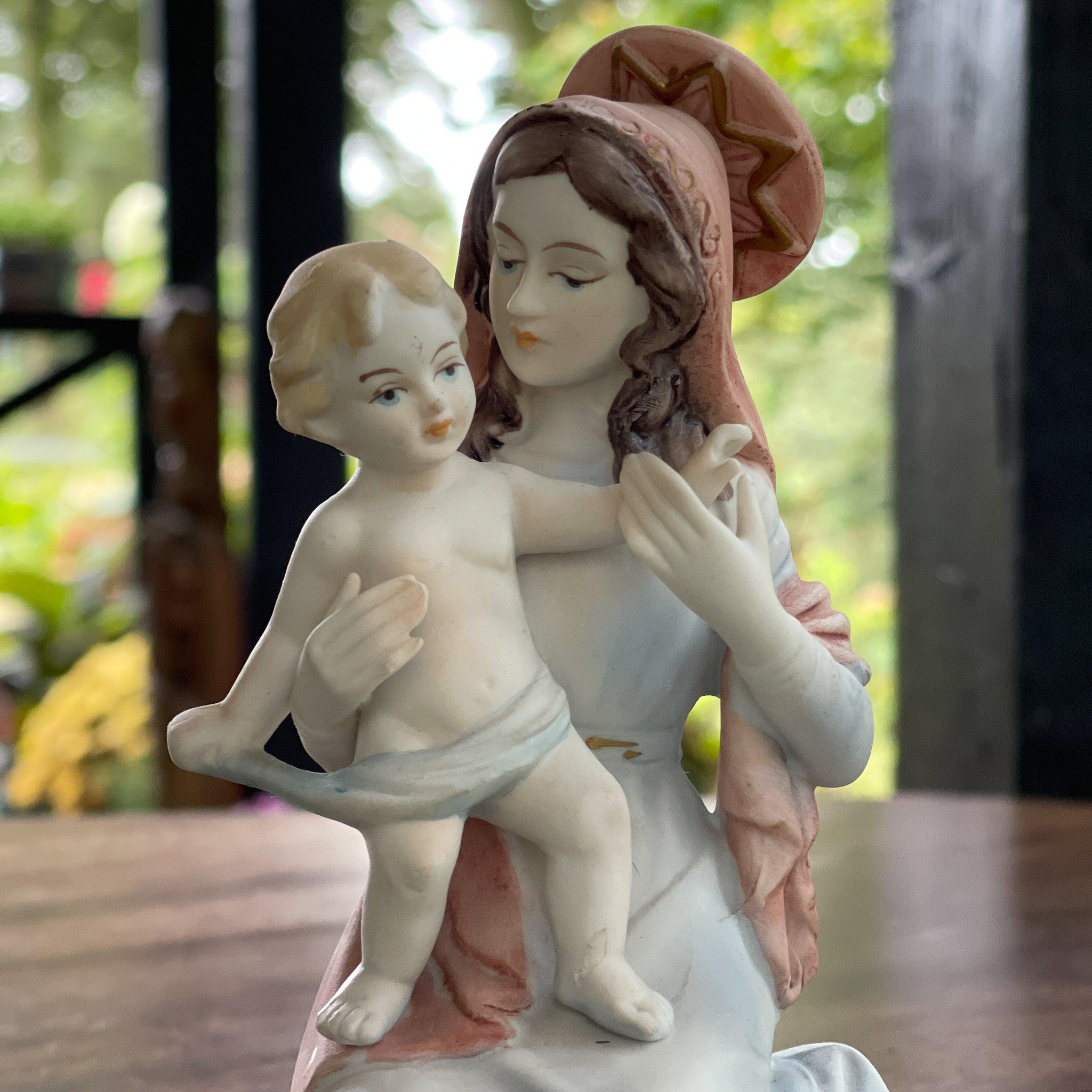 Vintage Maria beeldje met Jezus zittend op een kussentje - The Collectionist