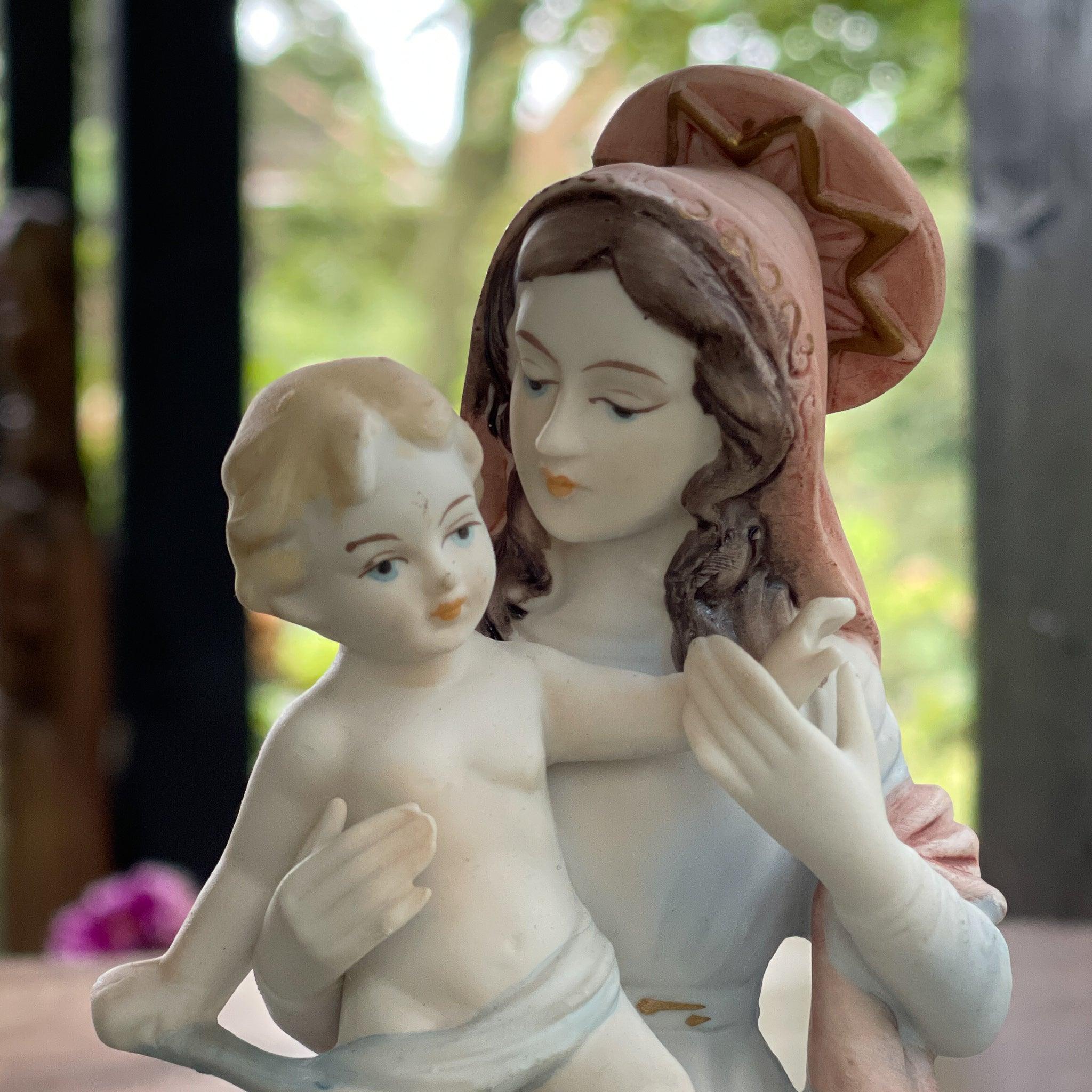 Vintage Maria beeldje met Jezus zittend op een kussentje - The Collectionist