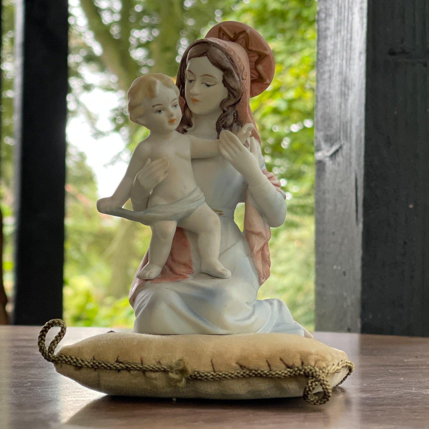 Vintage Maria beeldje met Jezus zittend op een kussentje - Bamestra Curiosa