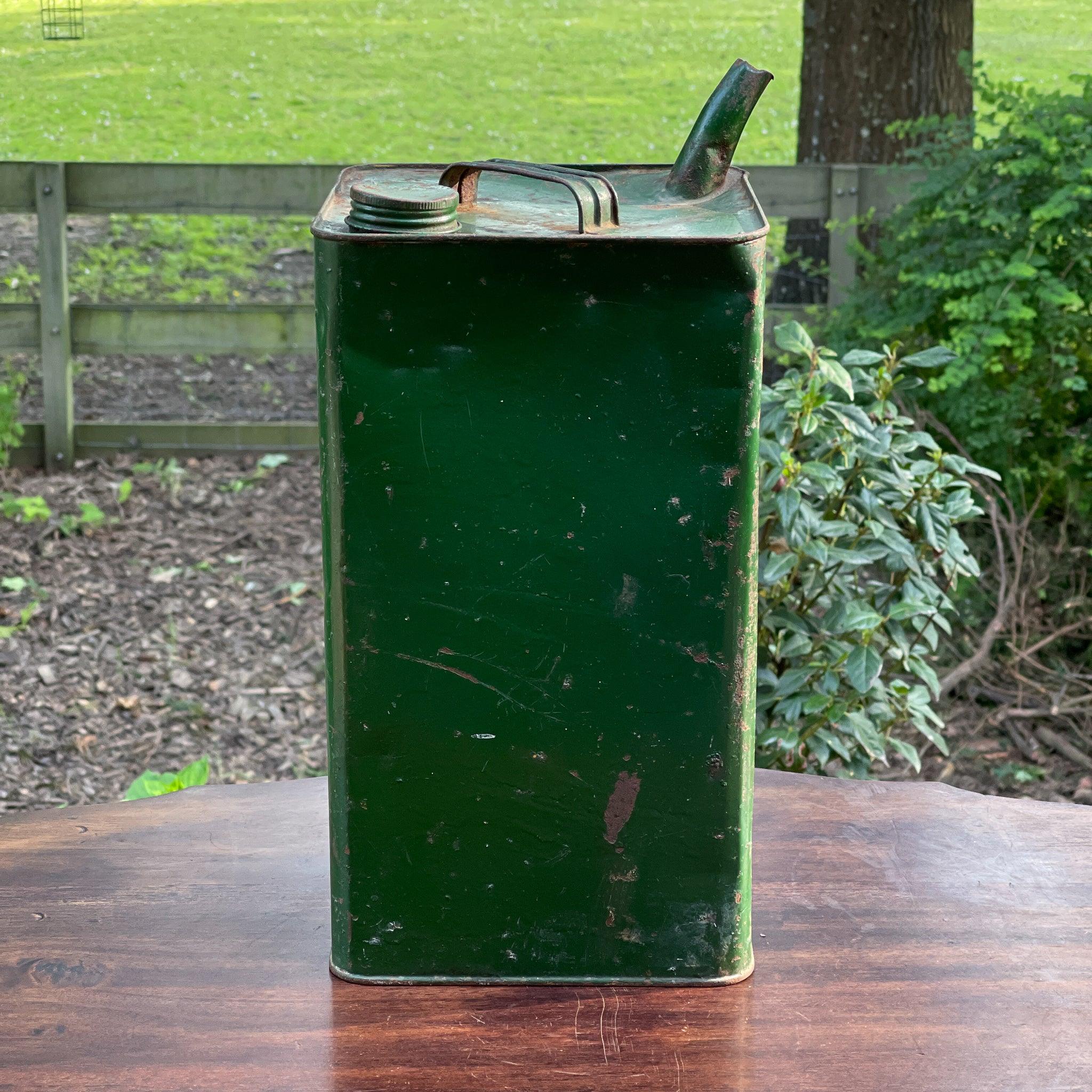 Vintage metalen petroleumkan – groen gelakt, industrieel gebruik, ca. 1940–1960 - The Collectionist