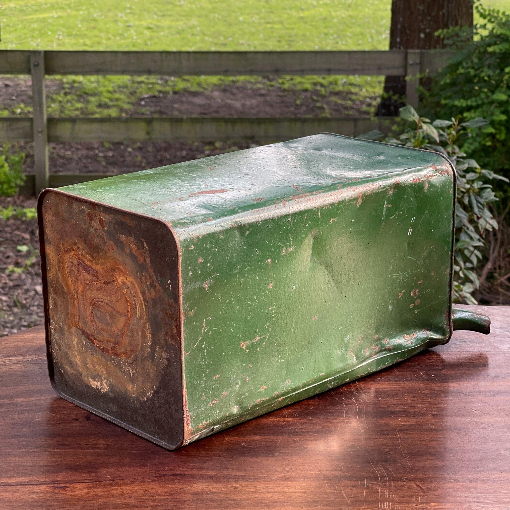 Vintage metalen petroleumkan – groen gelakt, industrieel gebruik, ca. 1940–1960 - The Collectionist