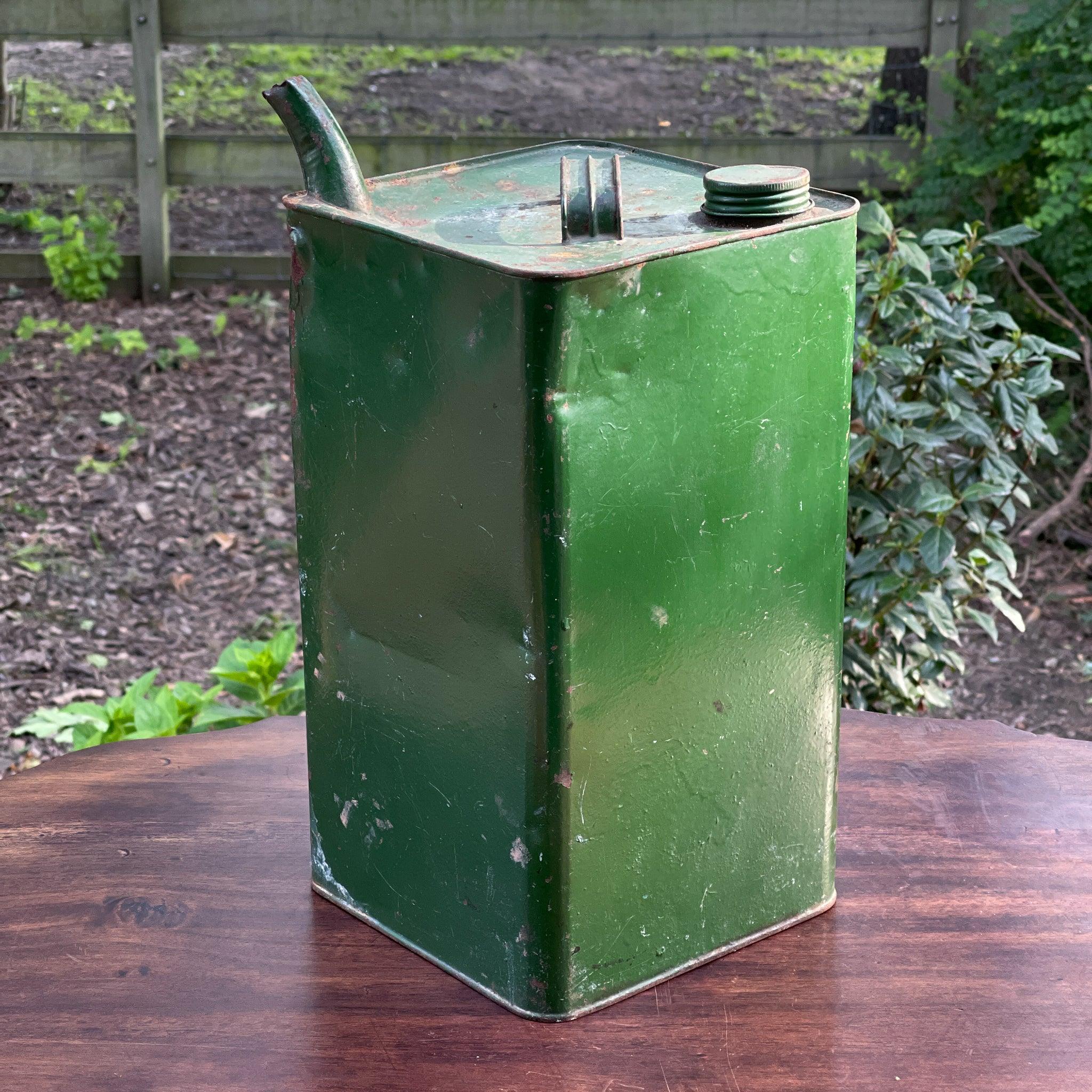 Vintage metalen petroleumkan – groen gelakt, industrieel gebruik, ca. 1940–1960 - The Collectionist