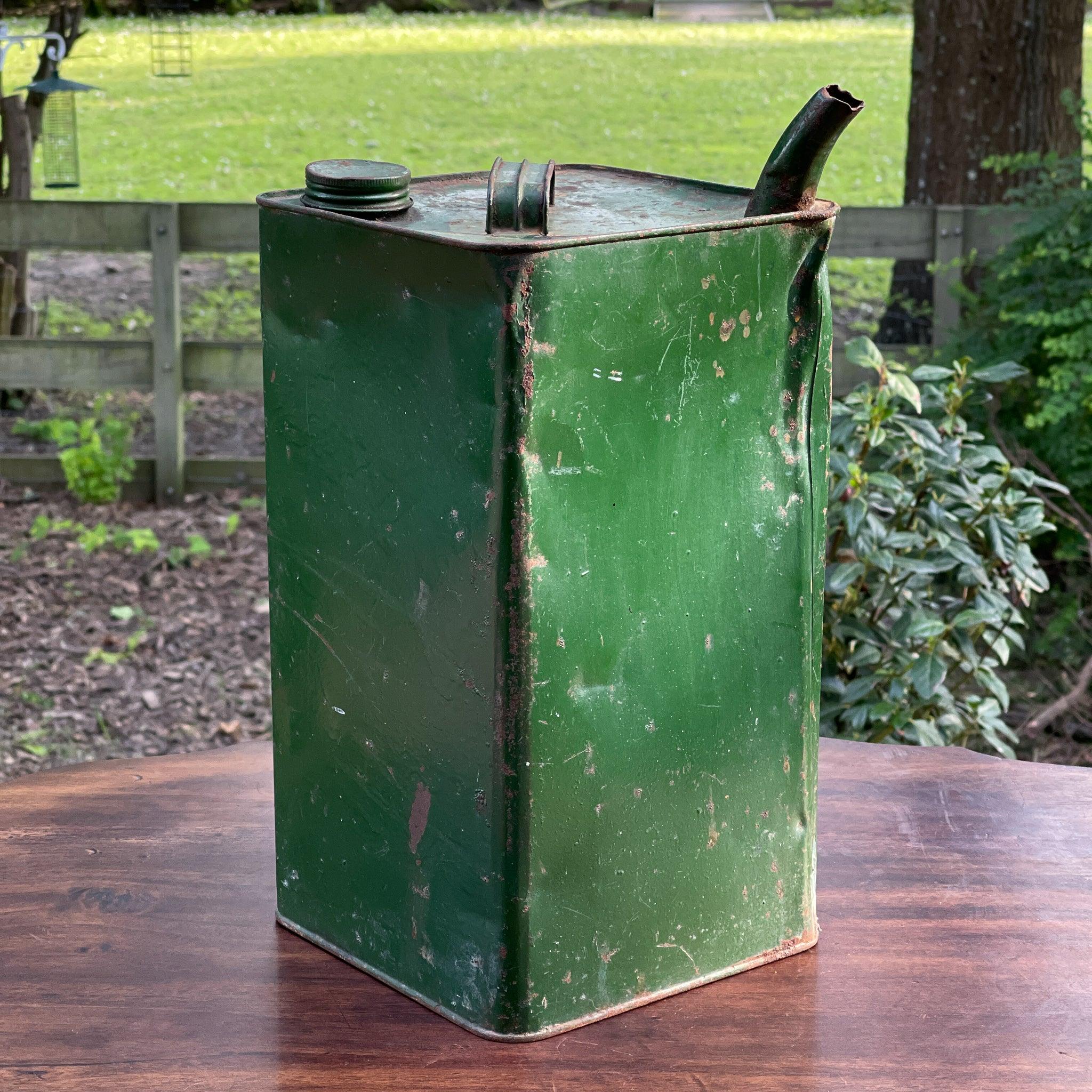 Vintage metalen petroleumkan – groen gelakt, industrieel gebruik, ca. 1940–1960 - The Collectionist