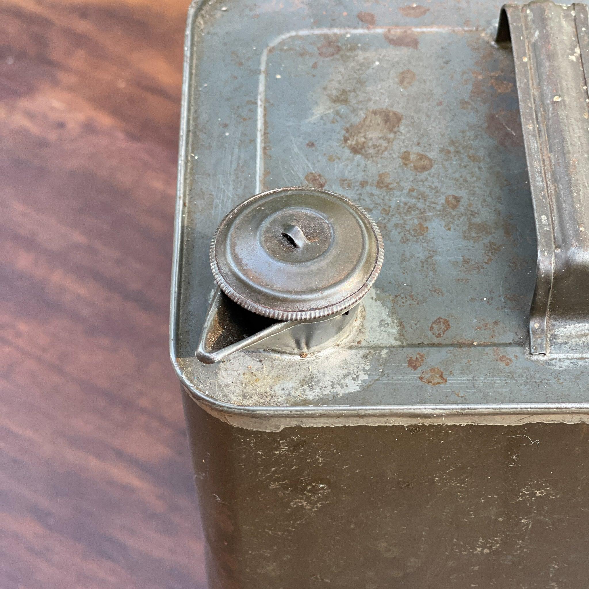 Vintage olie of petroleum kan - The Collectionist