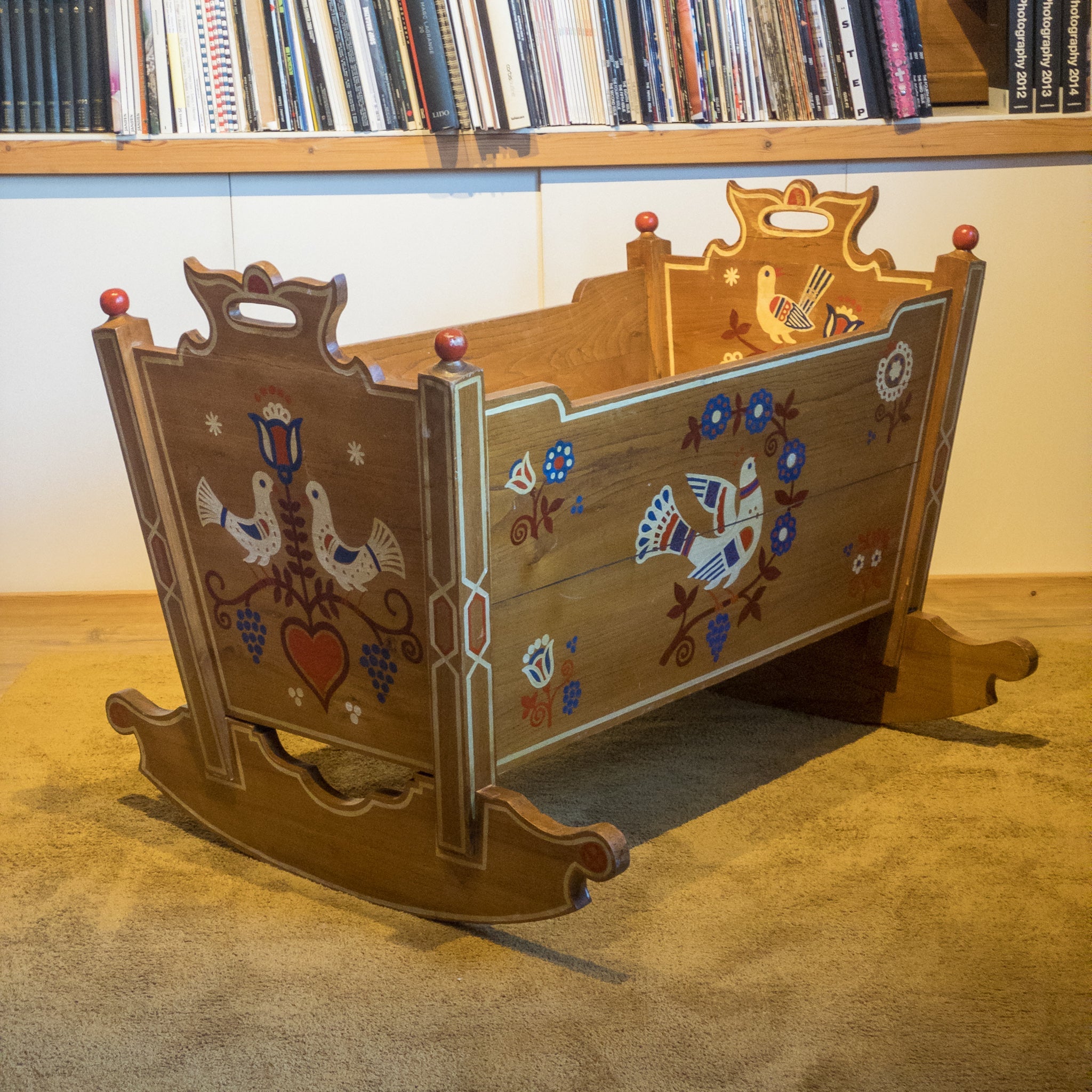 Vintage wieg van Kersenhout (1943) - The Collectionist