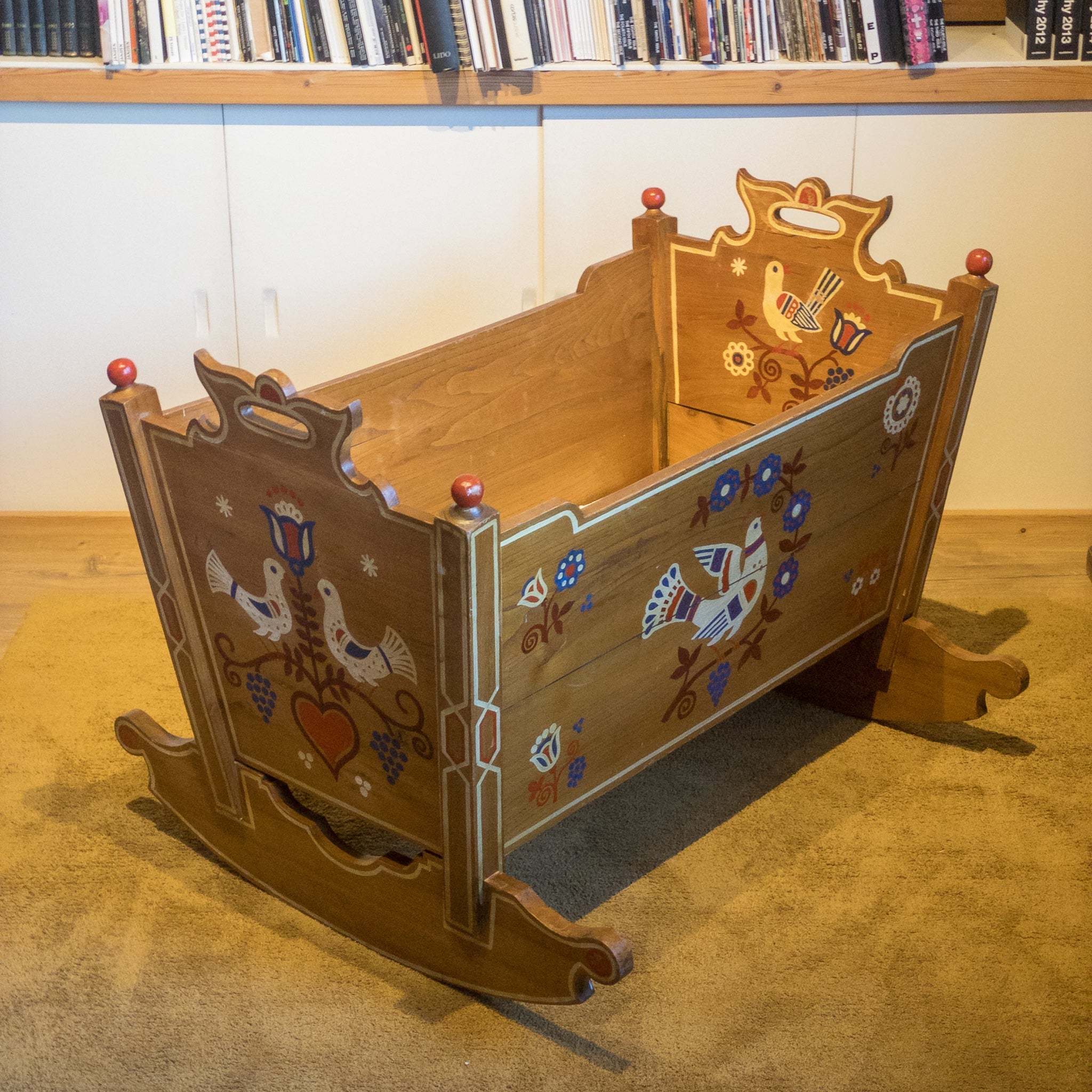 Vintage wieg van Kersenhout (1943) - The Collectionist